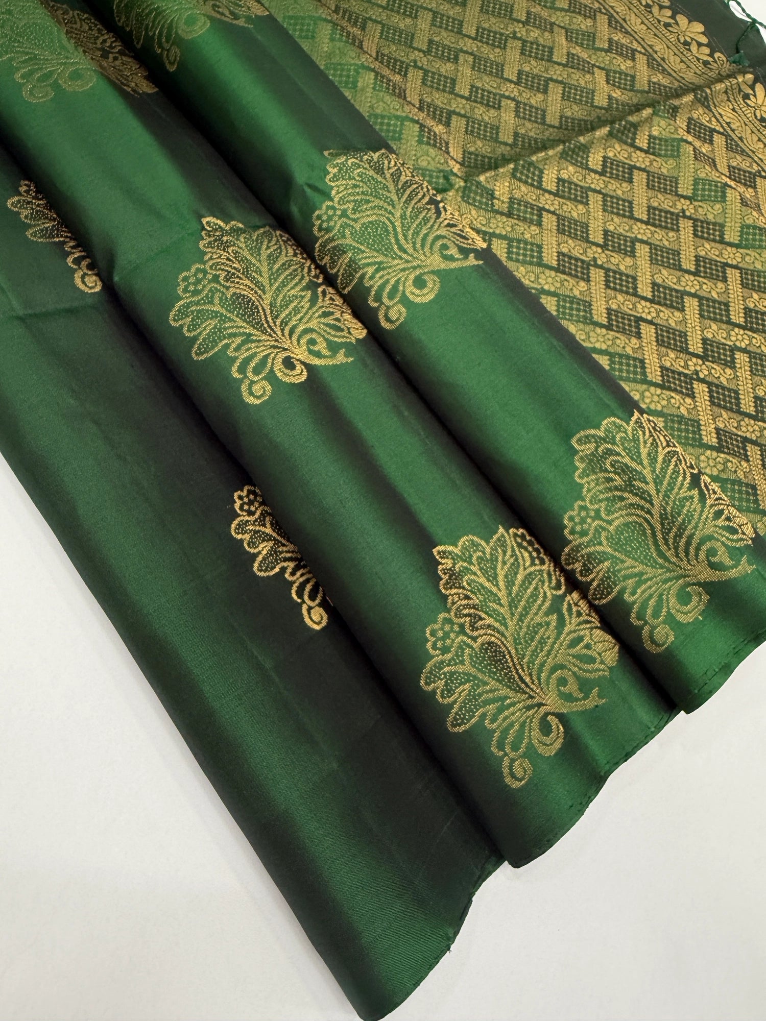 VSS475 - bottle green color body, pallu , blouse pure silk saree