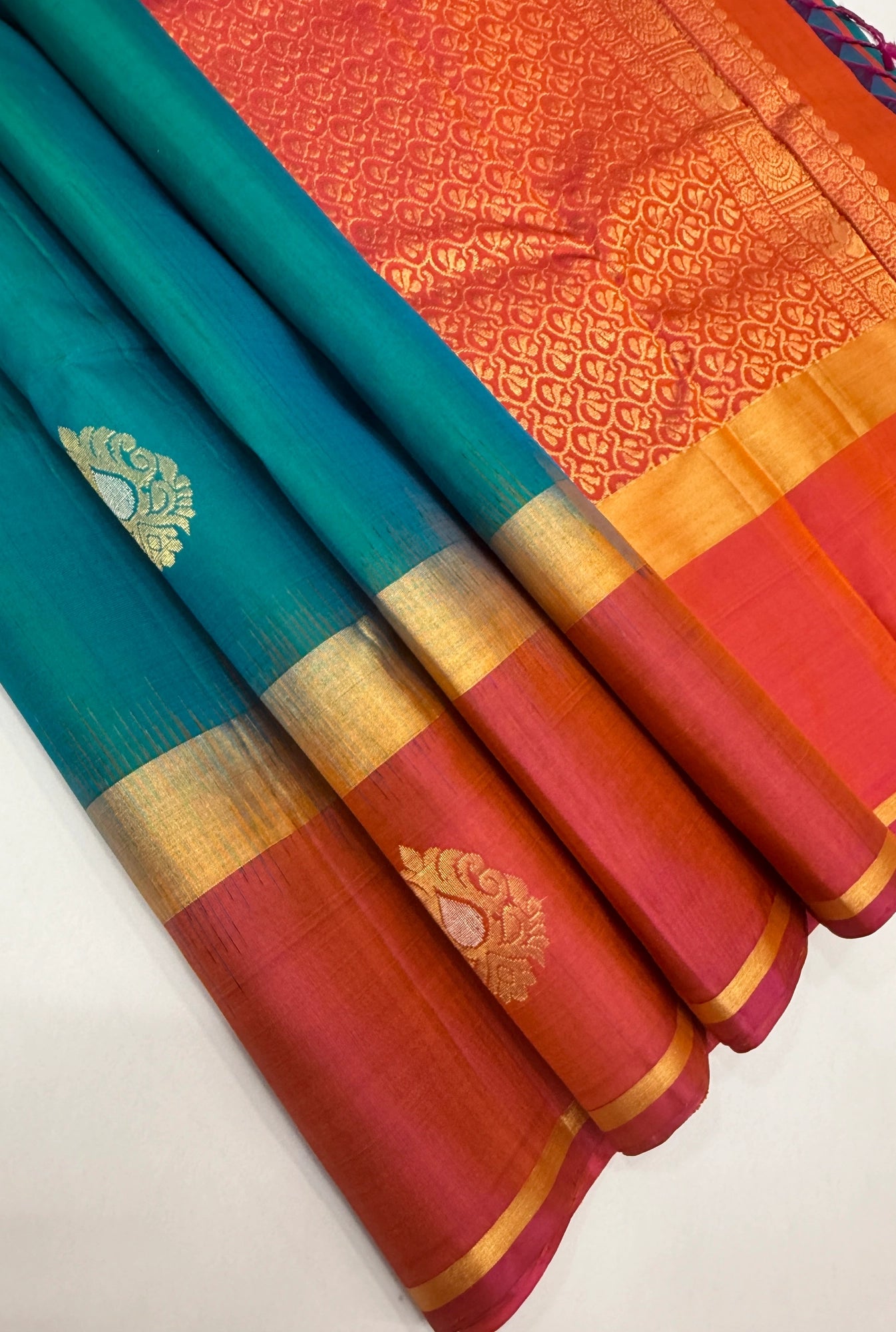 VSCB587 - peacock green color body , pinkish orange color pallu , blouse - Pure silk saree