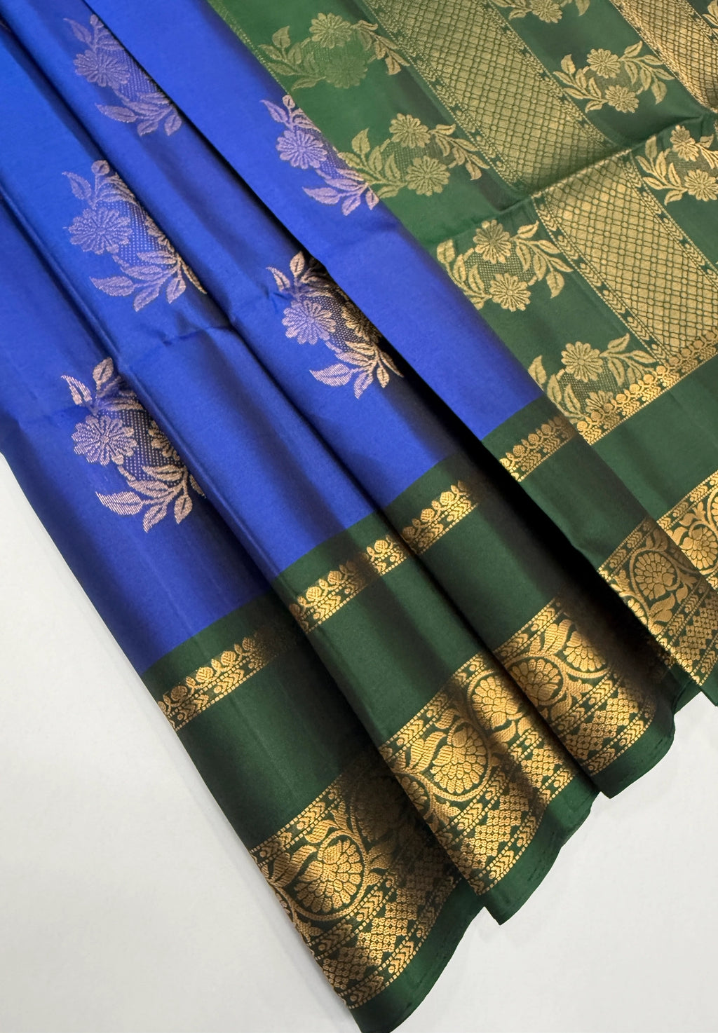 VSF940 - blue color body ,&nbsp; bottle green color pallu,blouse - Pure silk saree