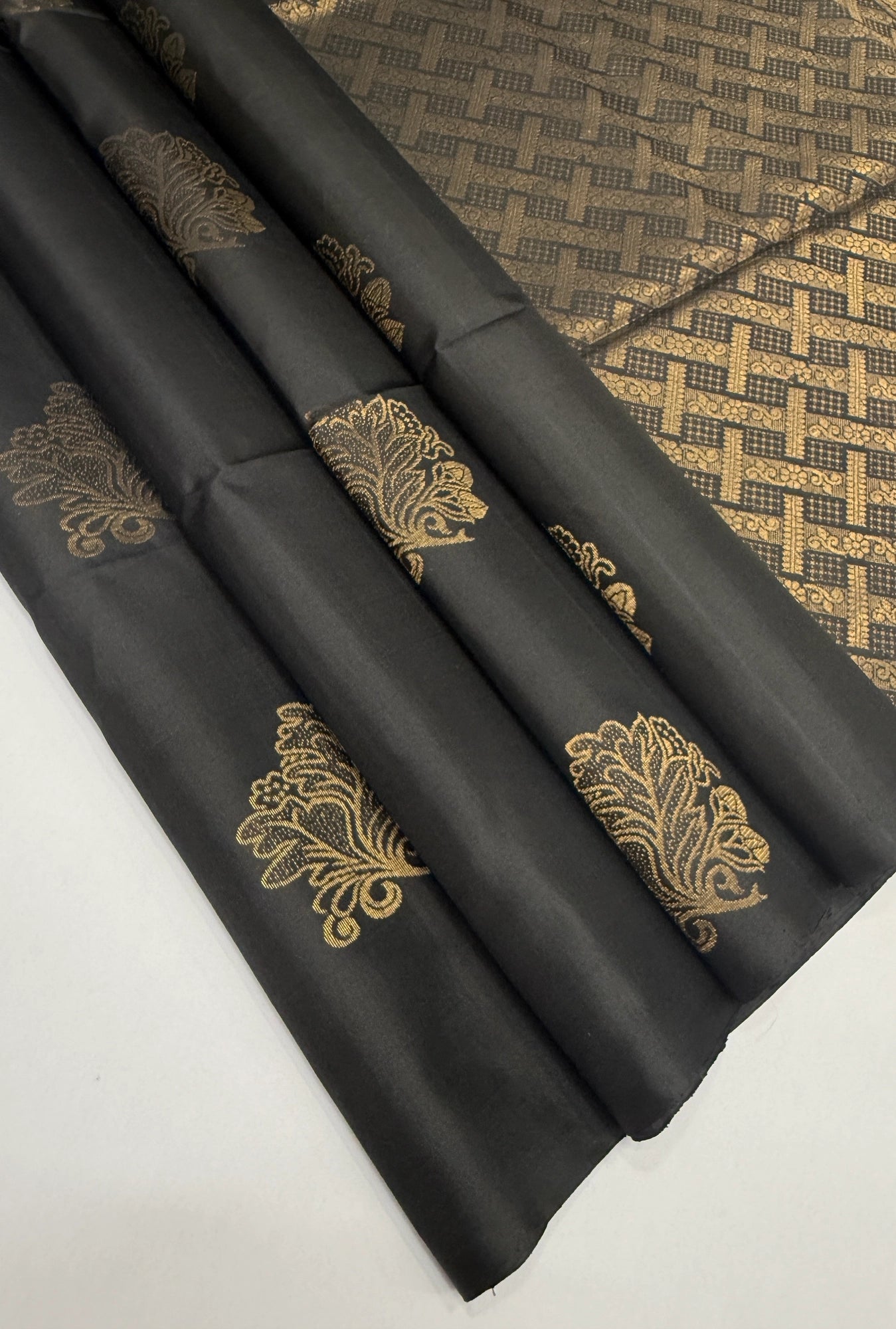 VSS334 - black color body, pallu , blouse pure silk saree