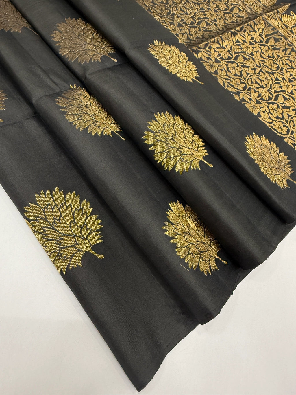 VSS444 - black color body, pallu , blouse pure silk saree