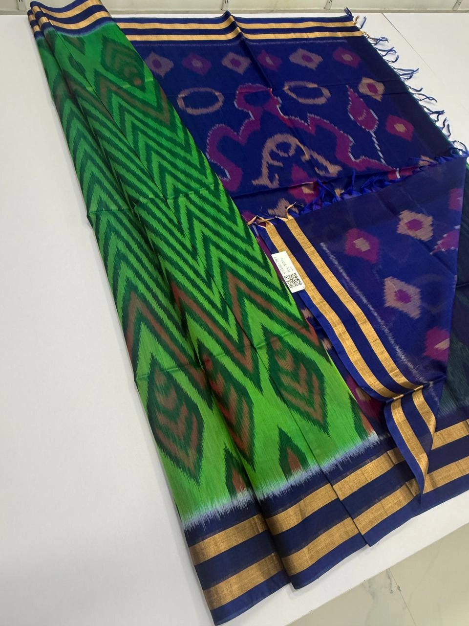 VSISC393 - green color body , navy blue color pallu , blouse.