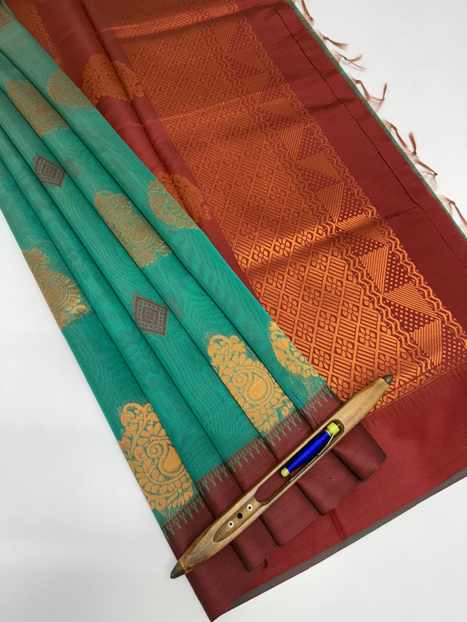 VSKC484 - green color body , maroon color pallu , blouse.