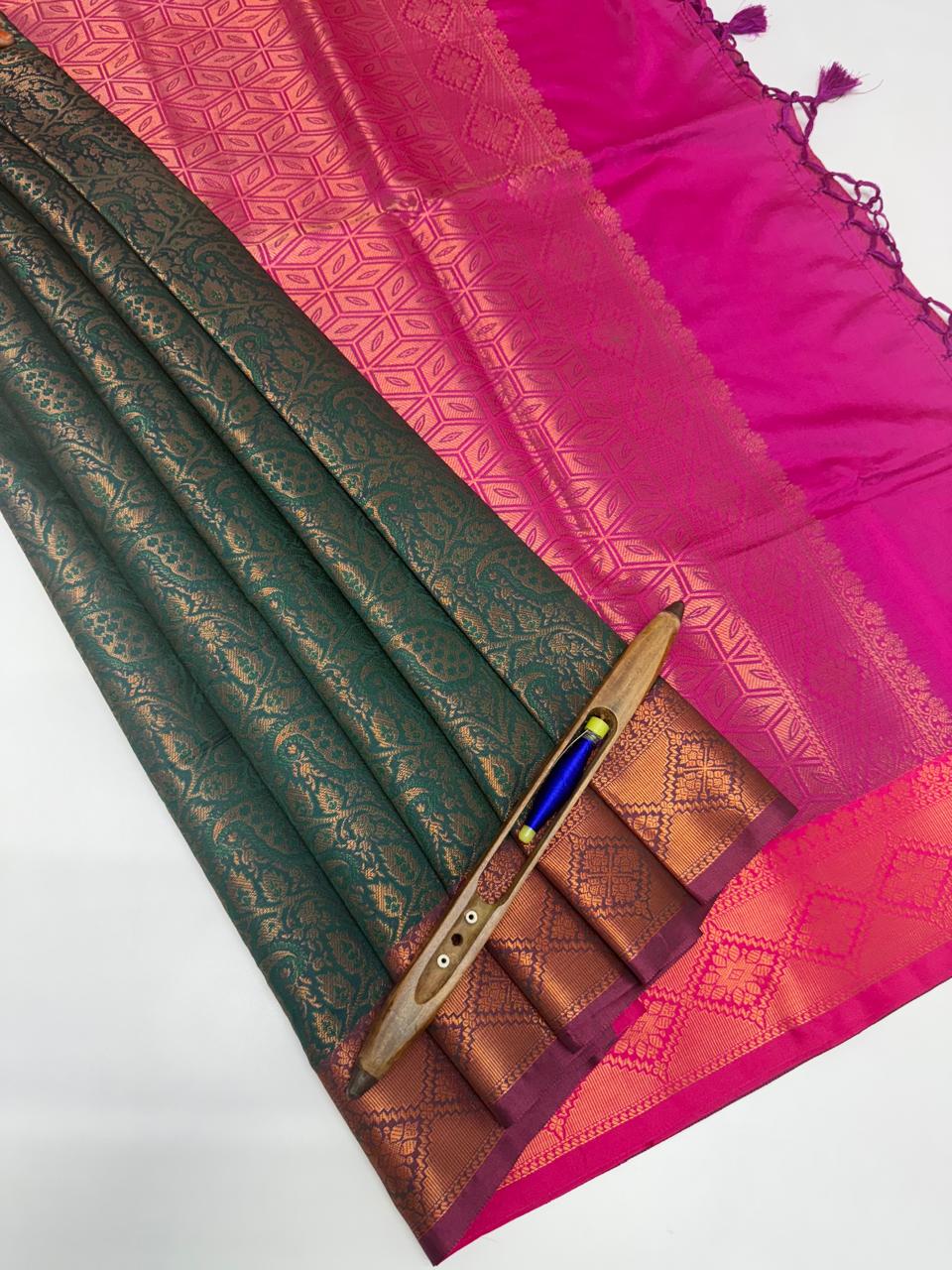VSAS975 - peacock green color body , magenta color pallu , blouse.
