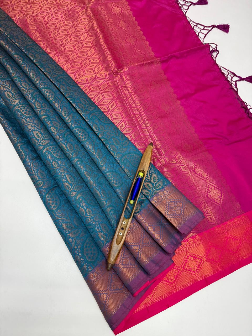 VSAS985 - peacock green color body , magenta color pallu , blouse.