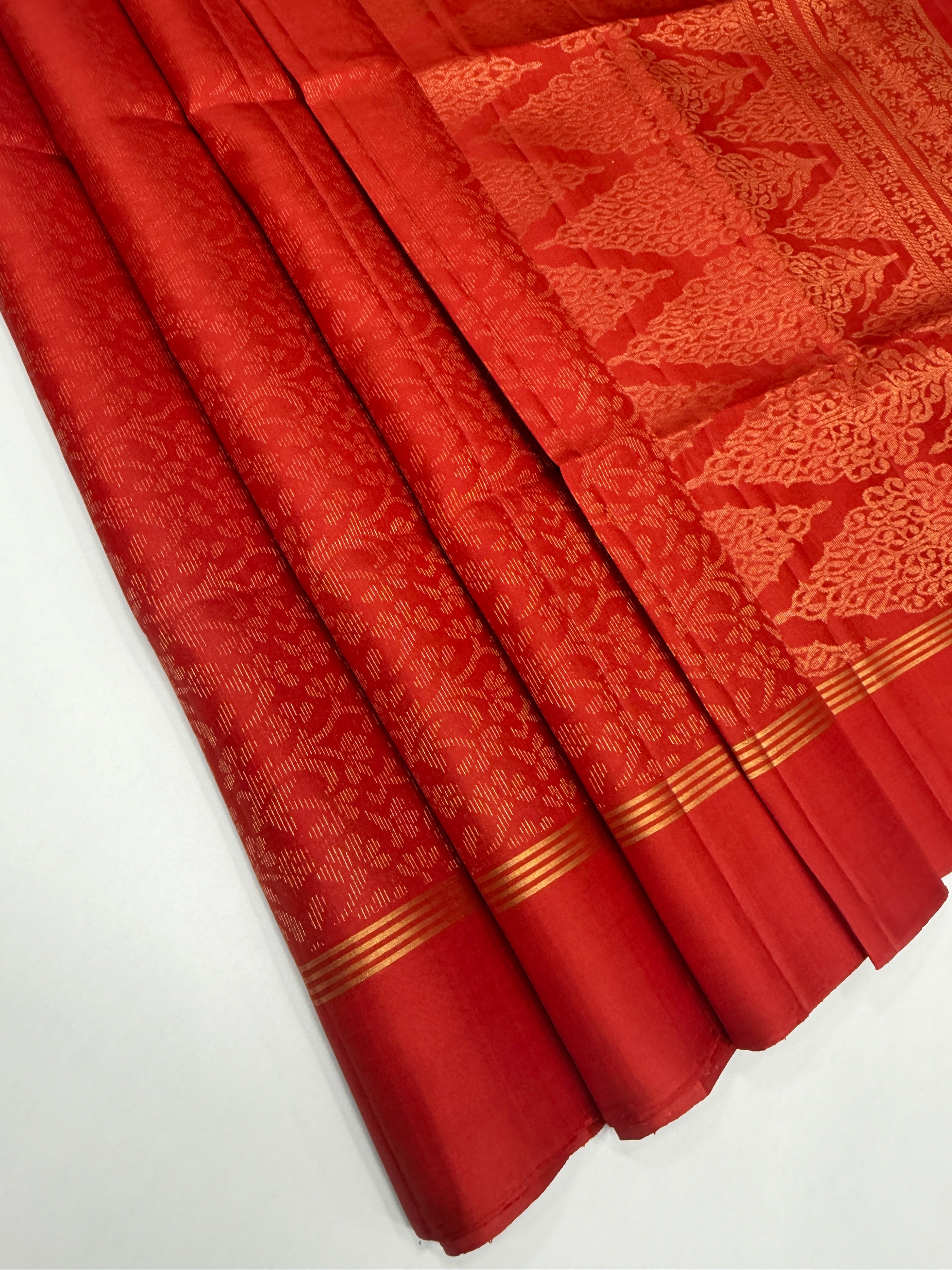 VSA673 -red color body , color pallu , blouse pure silk saree