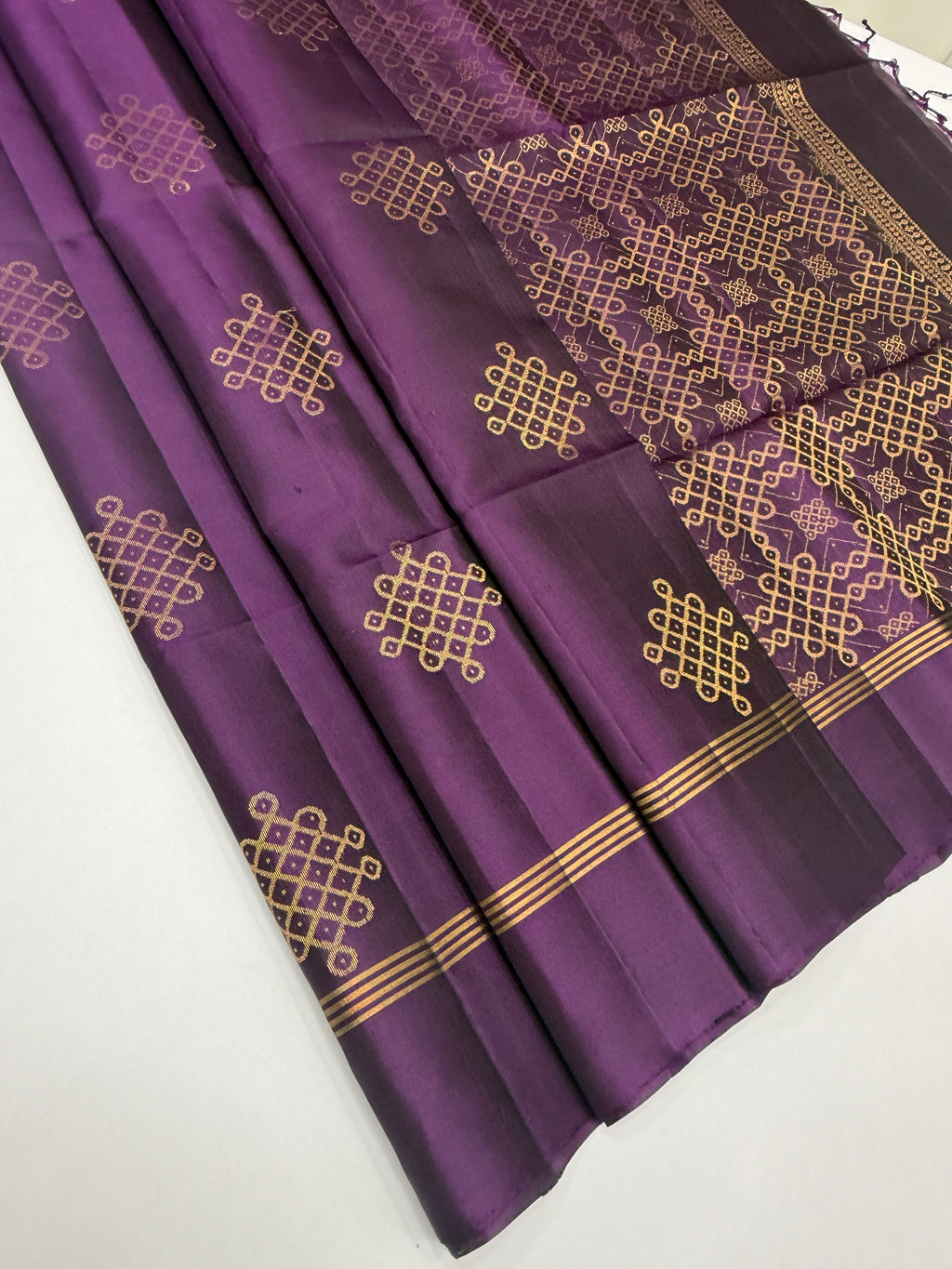 VSS495 - dark purple color body, pallu , blouse pure silk saree