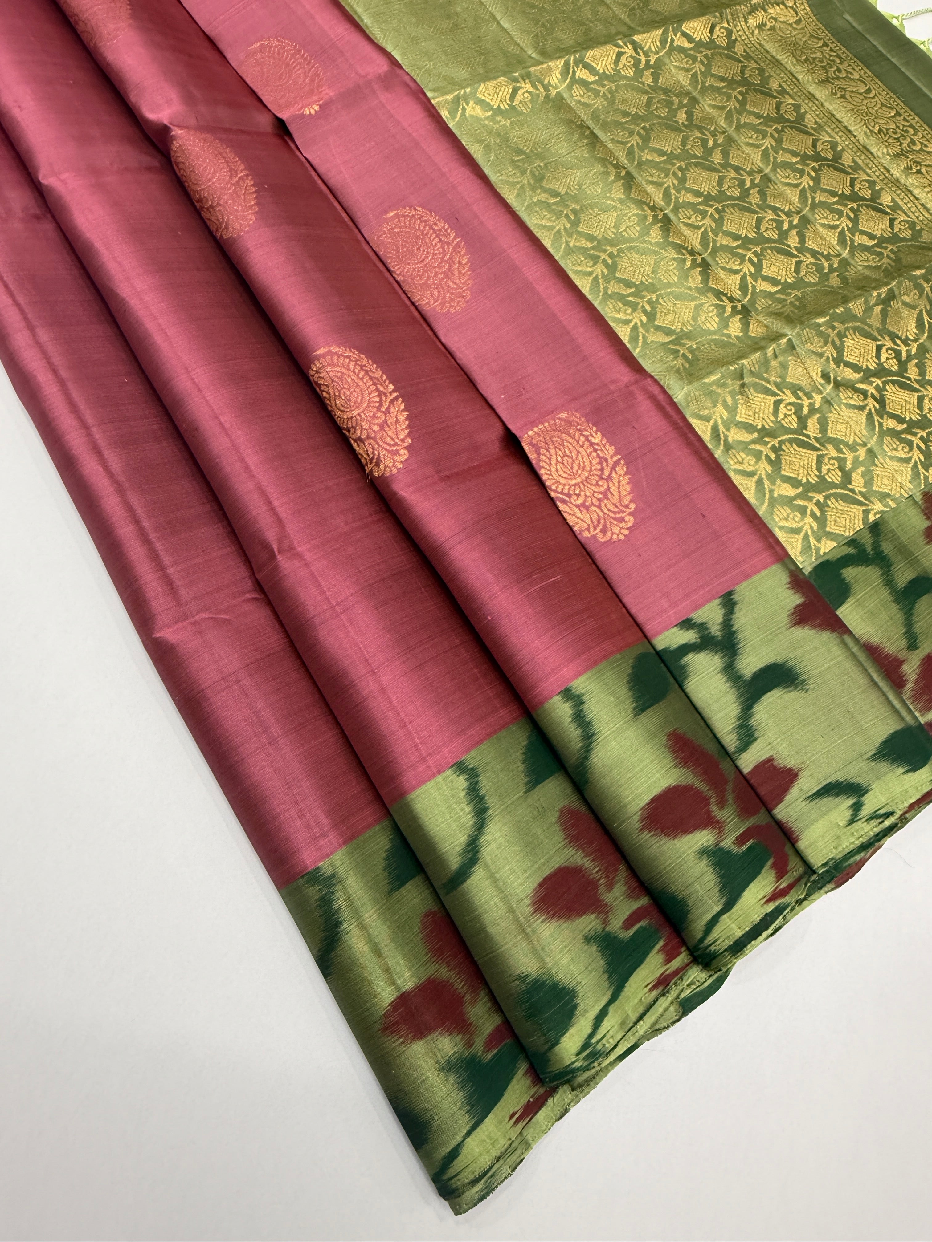 VSM379 - dusky pink color body , pastel green color pallu , blouse