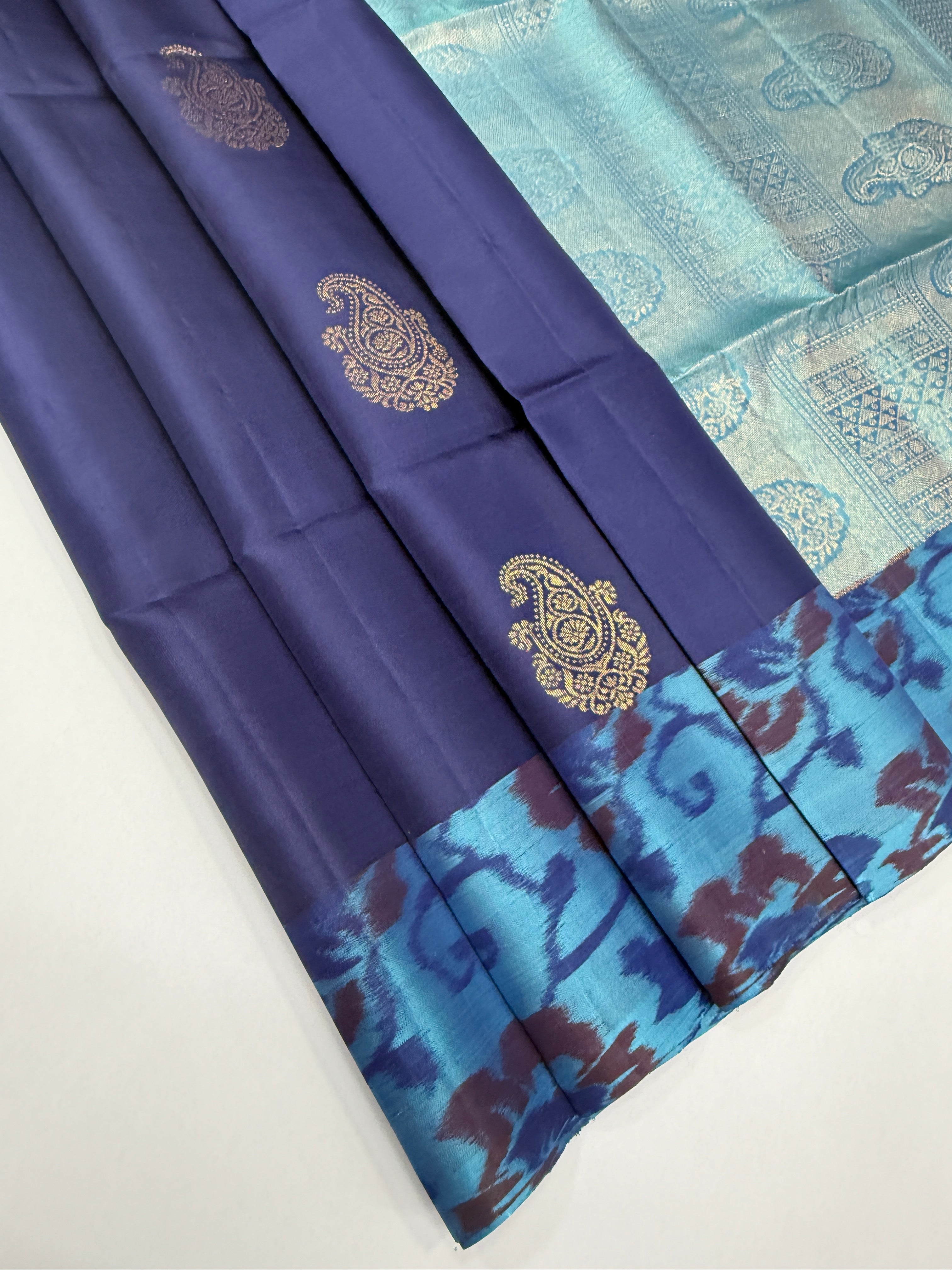 VSM380 - navy blue color body , sky blue color pallu , blouse