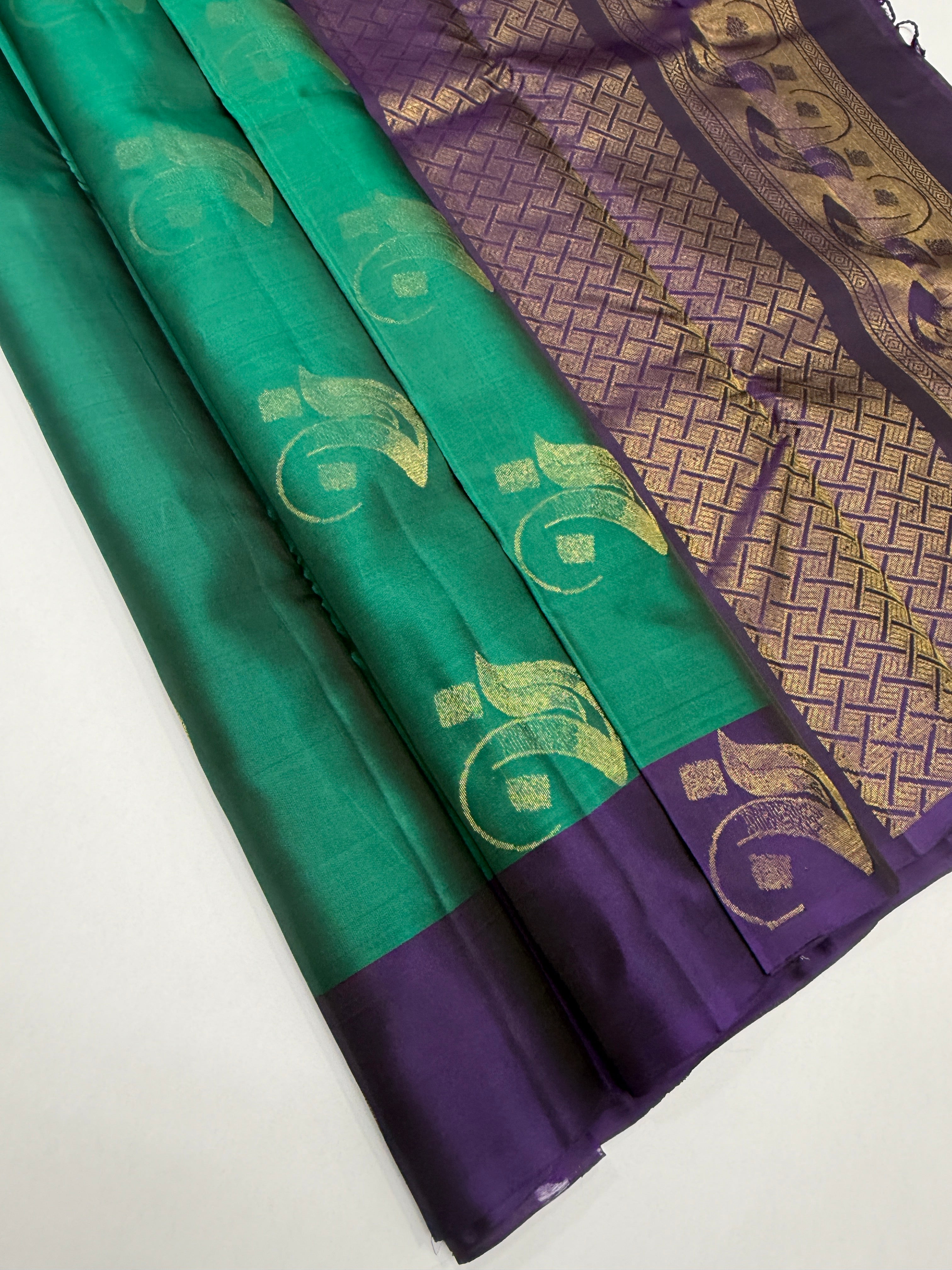 VSM389 - peacock green color body , violet color pallu , blouse