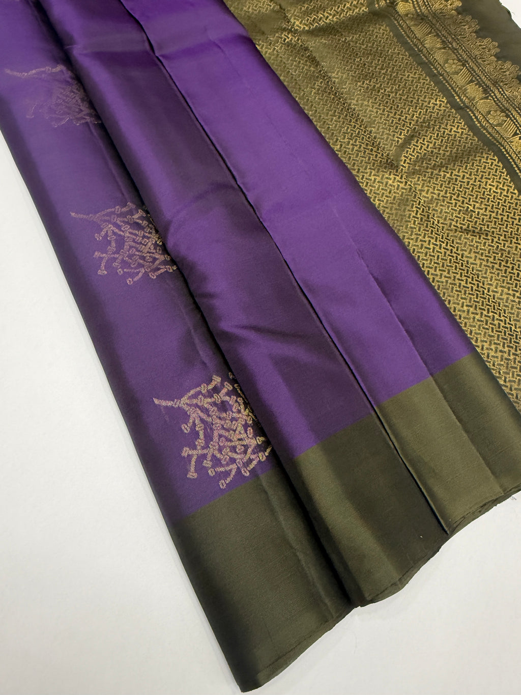 VSM394 - violet color body , dark green color pallu , blouse