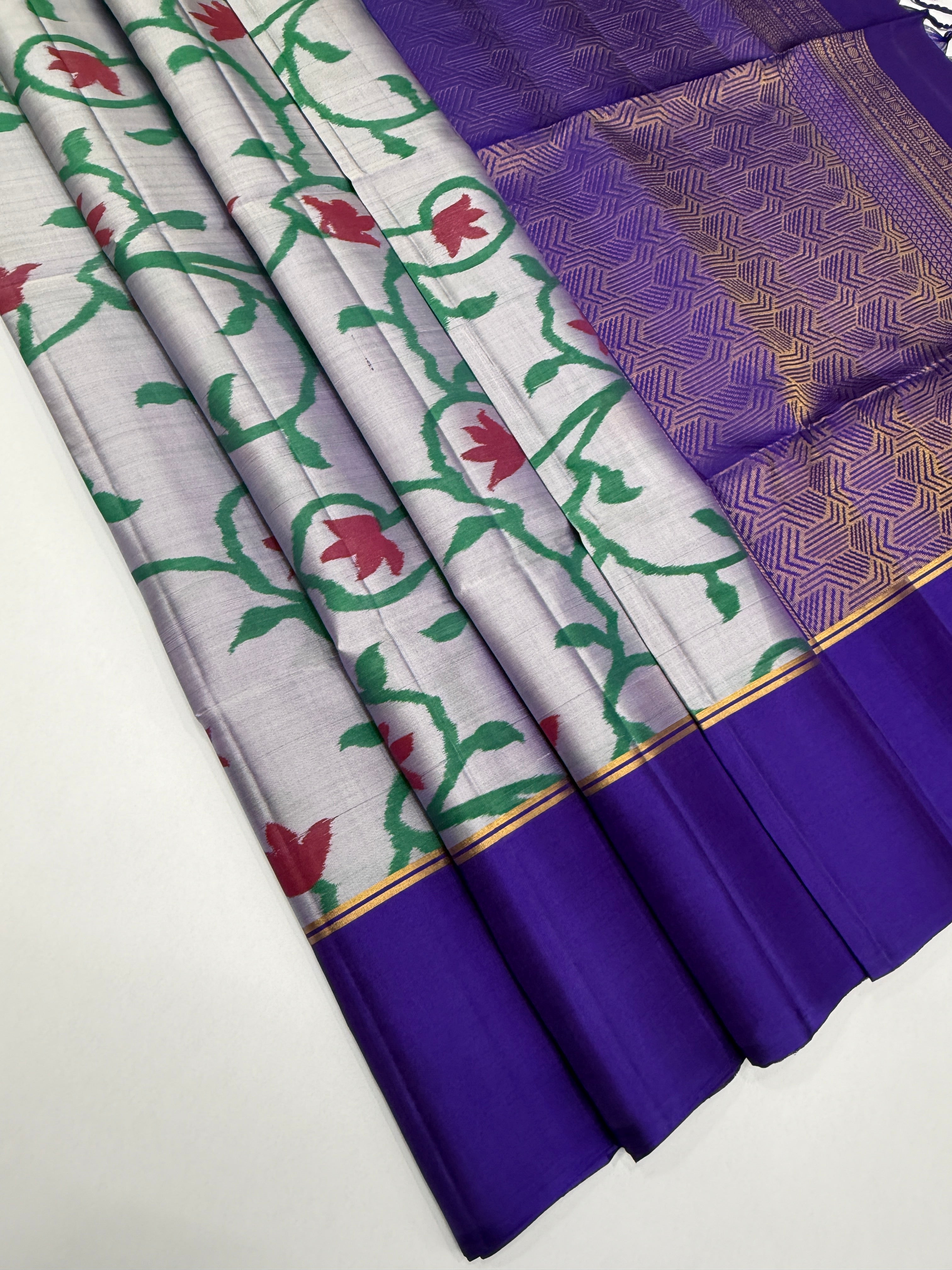 VSM409 - grey color body , violet color pallu , blouse