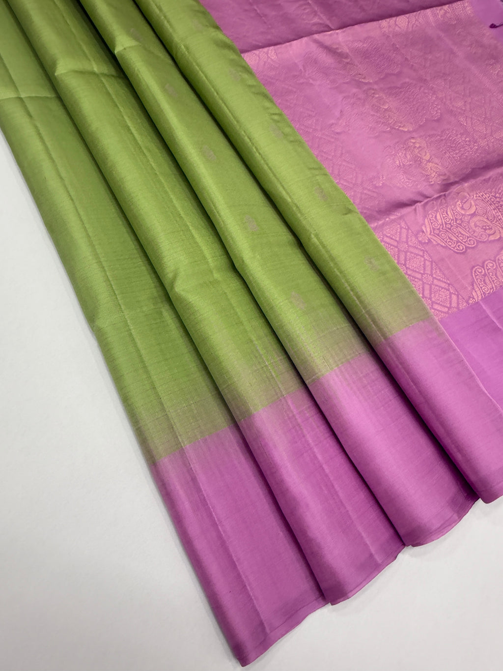 VSF1128 - leaf green color body , light lavender&nbsp;color pallu,blouse - Pure silk saree