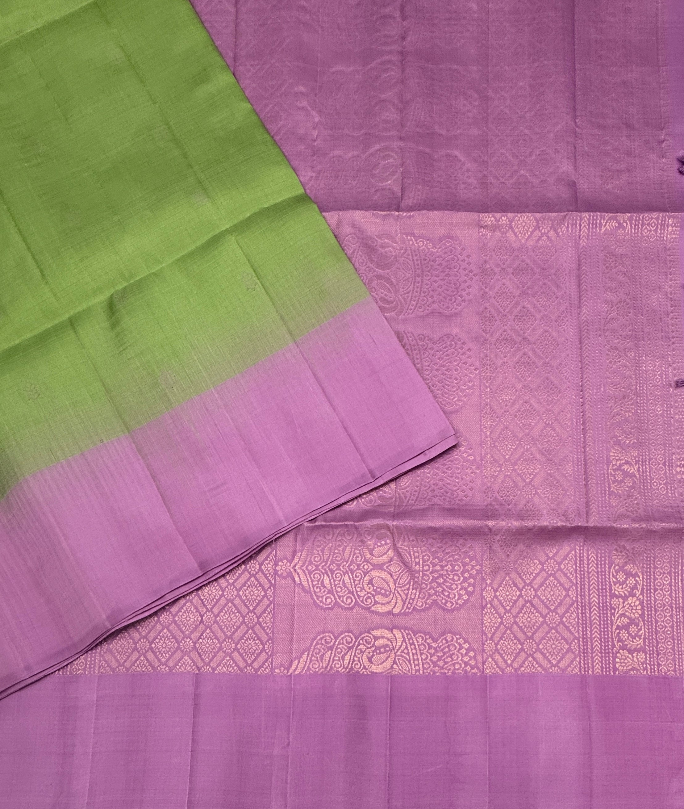 VSF1128 - leaf green color body , light lavender&nbsp;color pallu,blouse - Pure silk saree