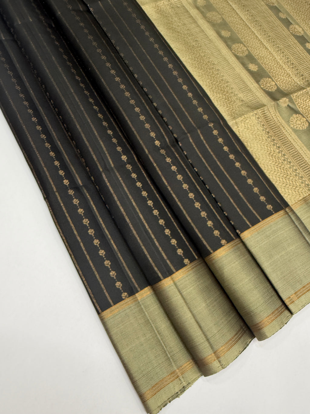VSF1131 - black color body , beige color pallu,blouse - Pure silk saree