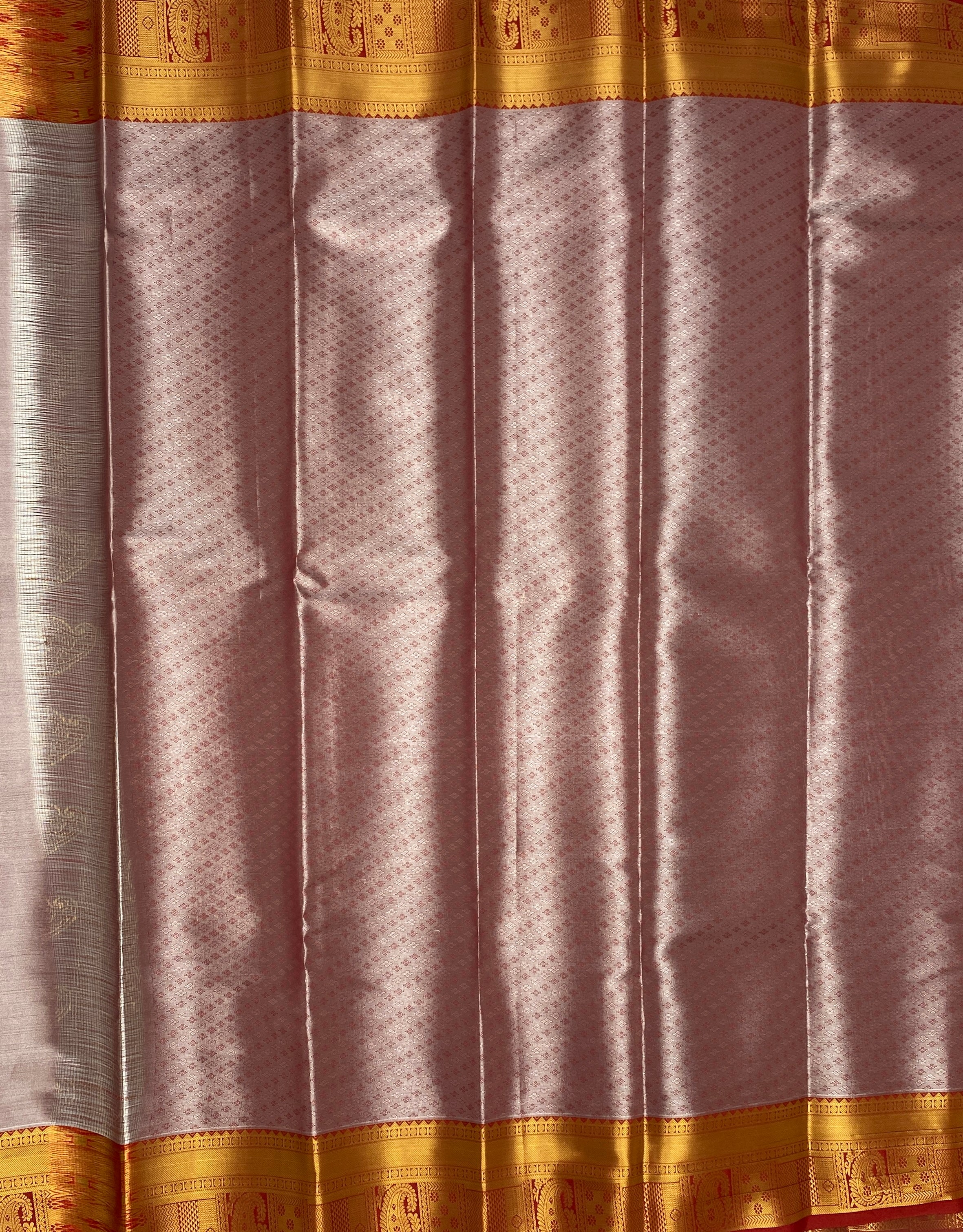VSAS881 - grey color body , red color pallu , blouse.