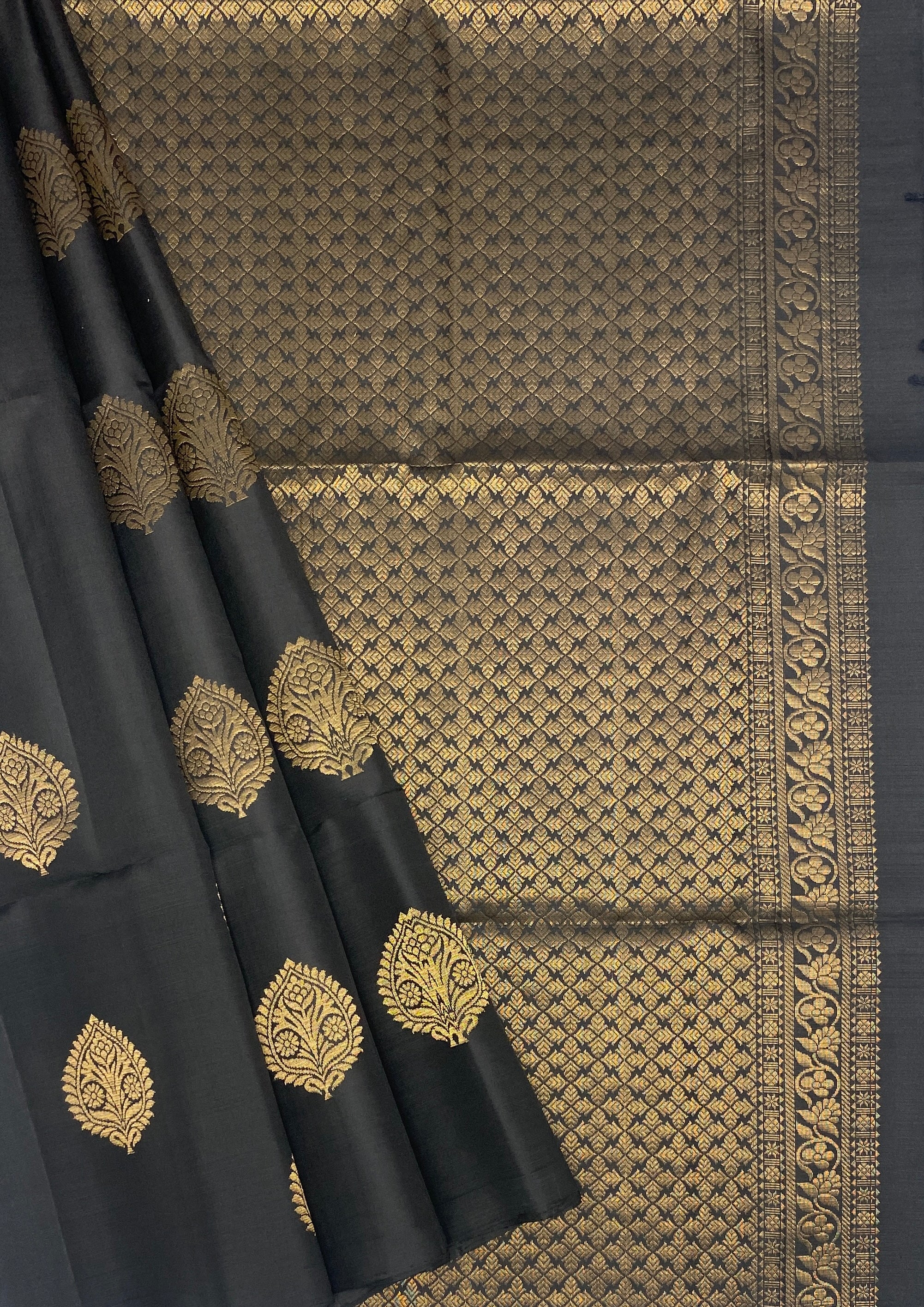 VSS308 - black color body, pallu , blouse pure silk saree