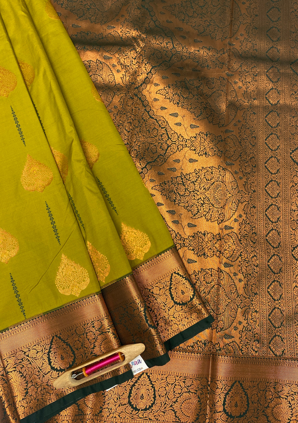 VSAS665 - meahandi green color body , bottle green color pallu , blouse.