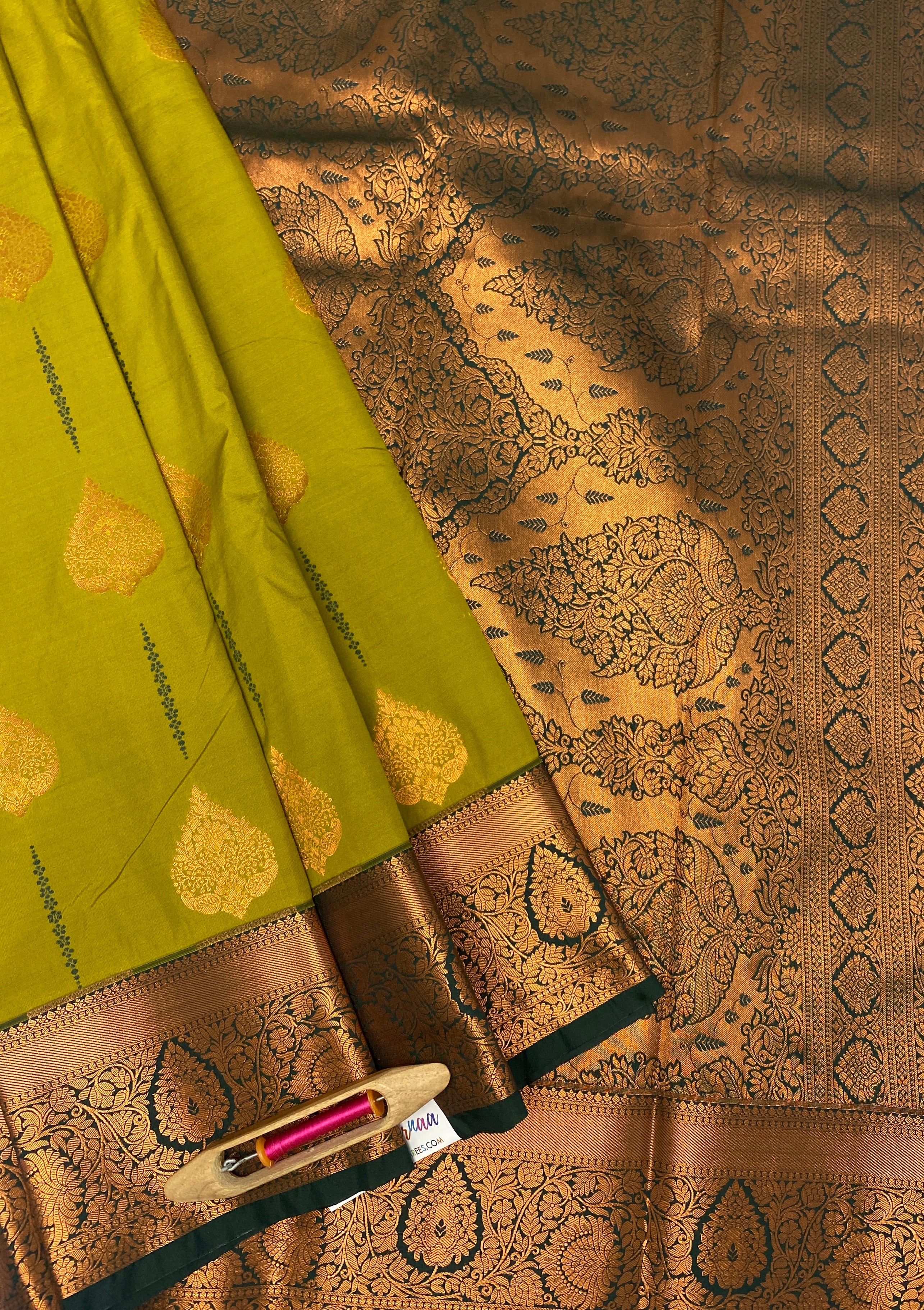 VSAS665 - meahandi green color body , bottle green color pallu , blouse.