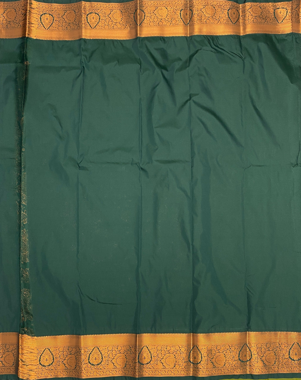 VSAS665 - meahandi green color body , bottle green color pallu , blouse.