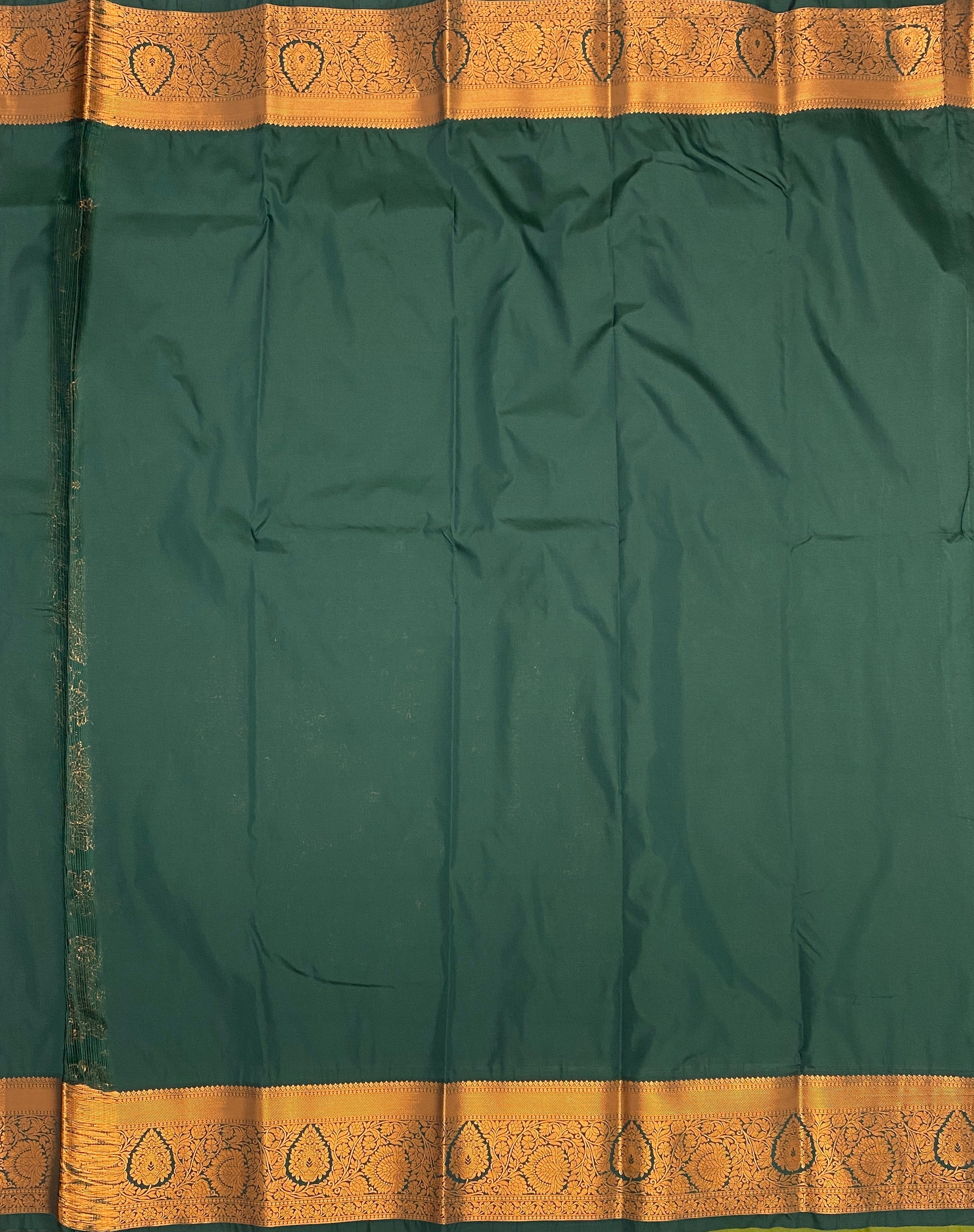 VSAS665 - meahandi green color body , bottle green color pallu , blouse.