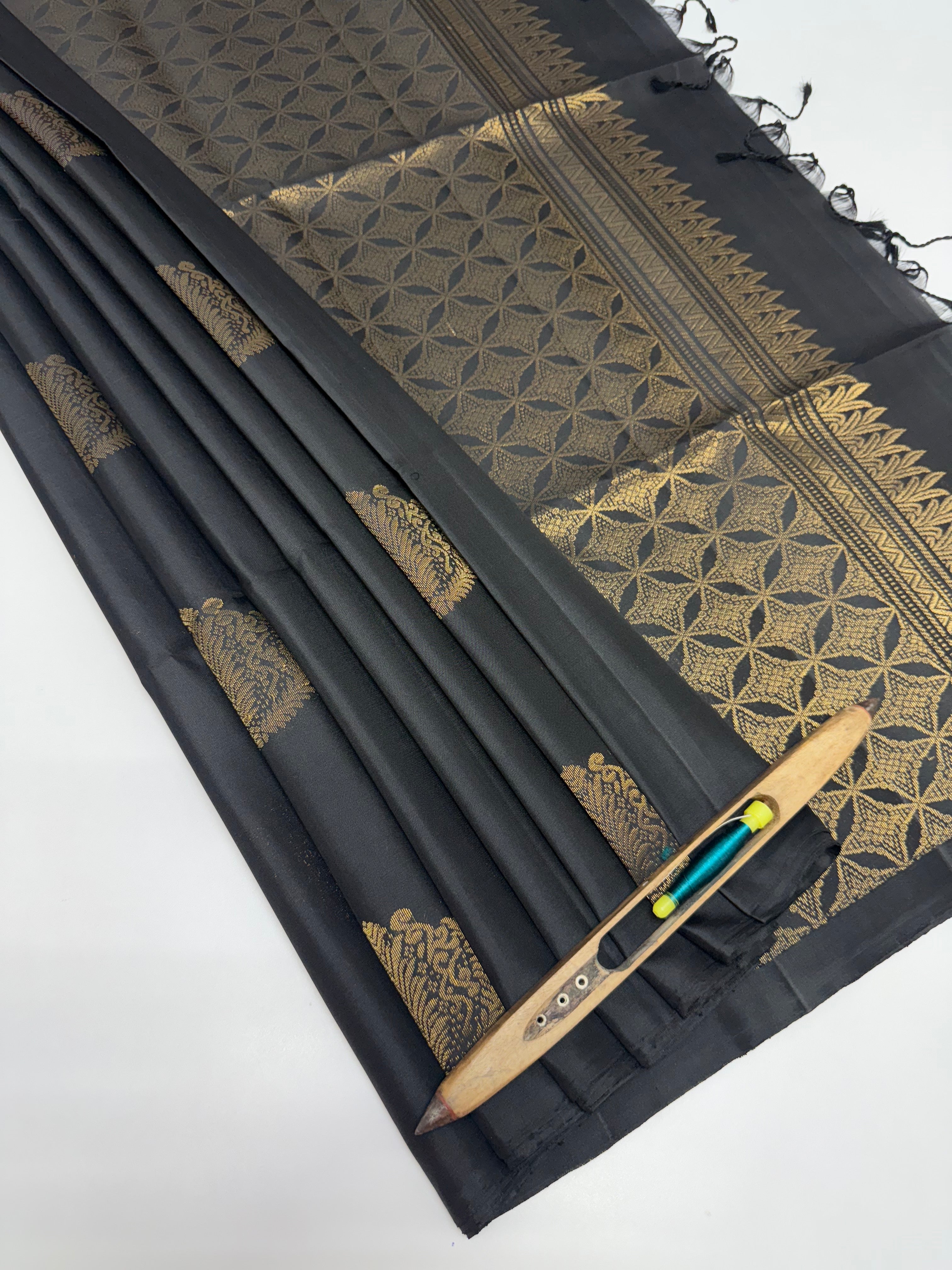 VSS359 - black color body, pallu , blouse pure silk saree