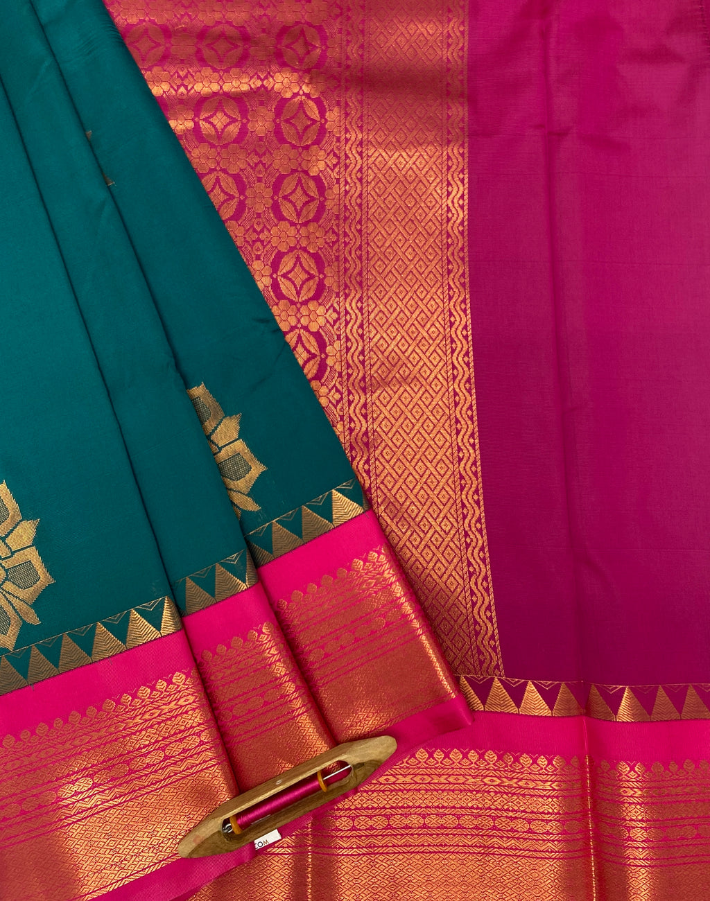 VSAS780 - dark green color body , pink color pallu , blouse.