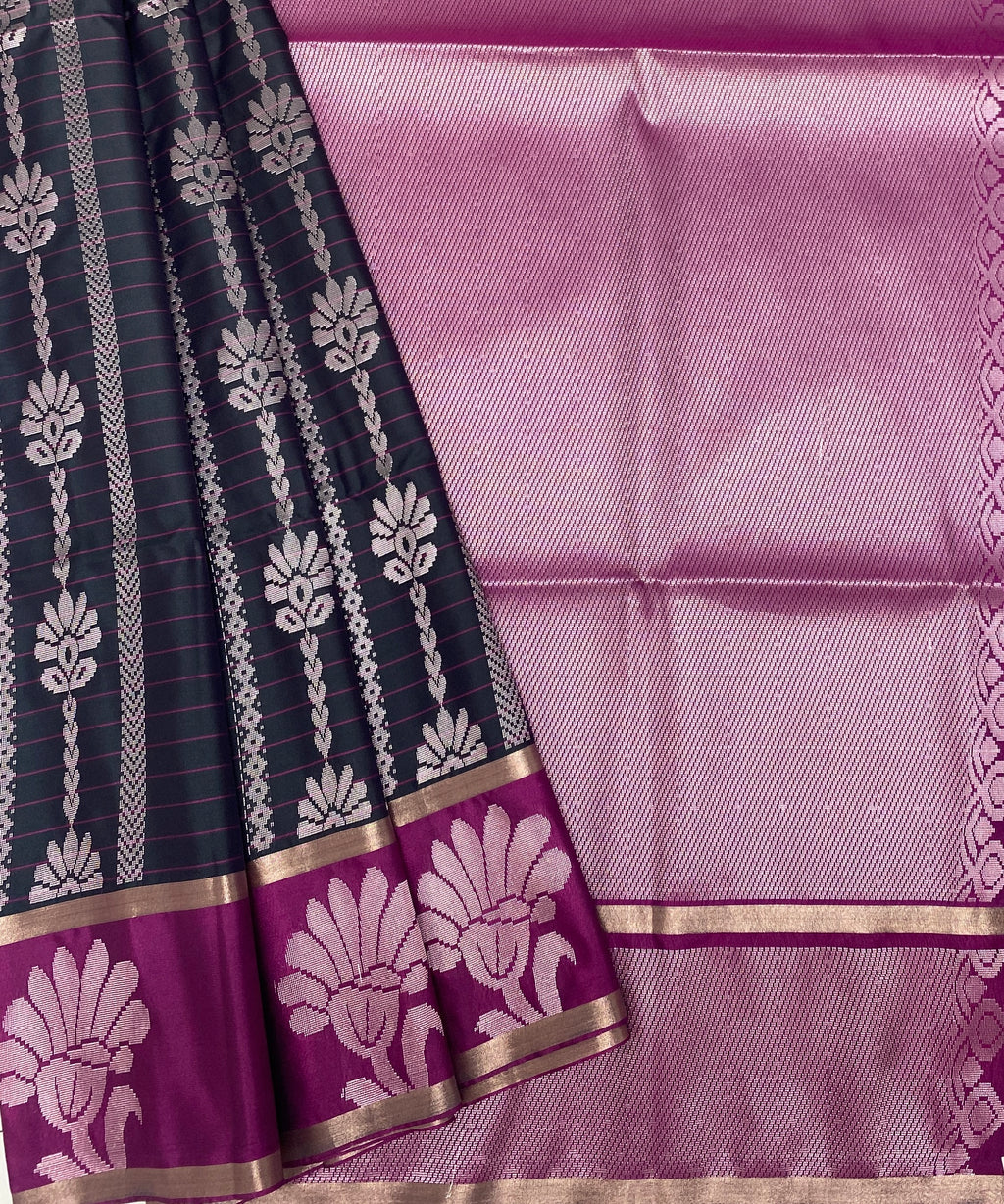 VSAS735 - navy blue color body , light violet color pallu , blouse.