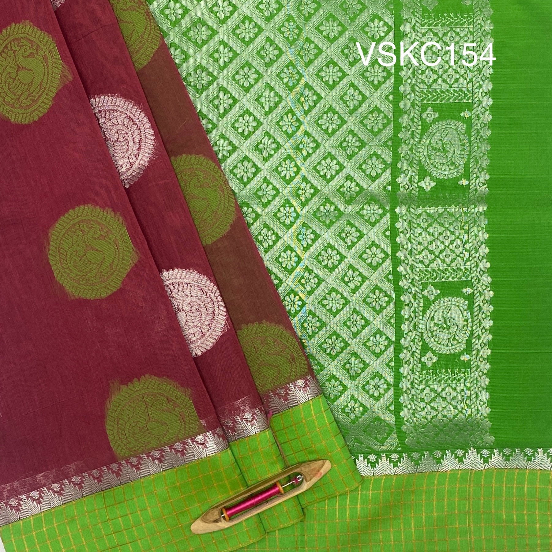 VSKC154 - dark onion pink color body , parrot green color pallu , blouse.