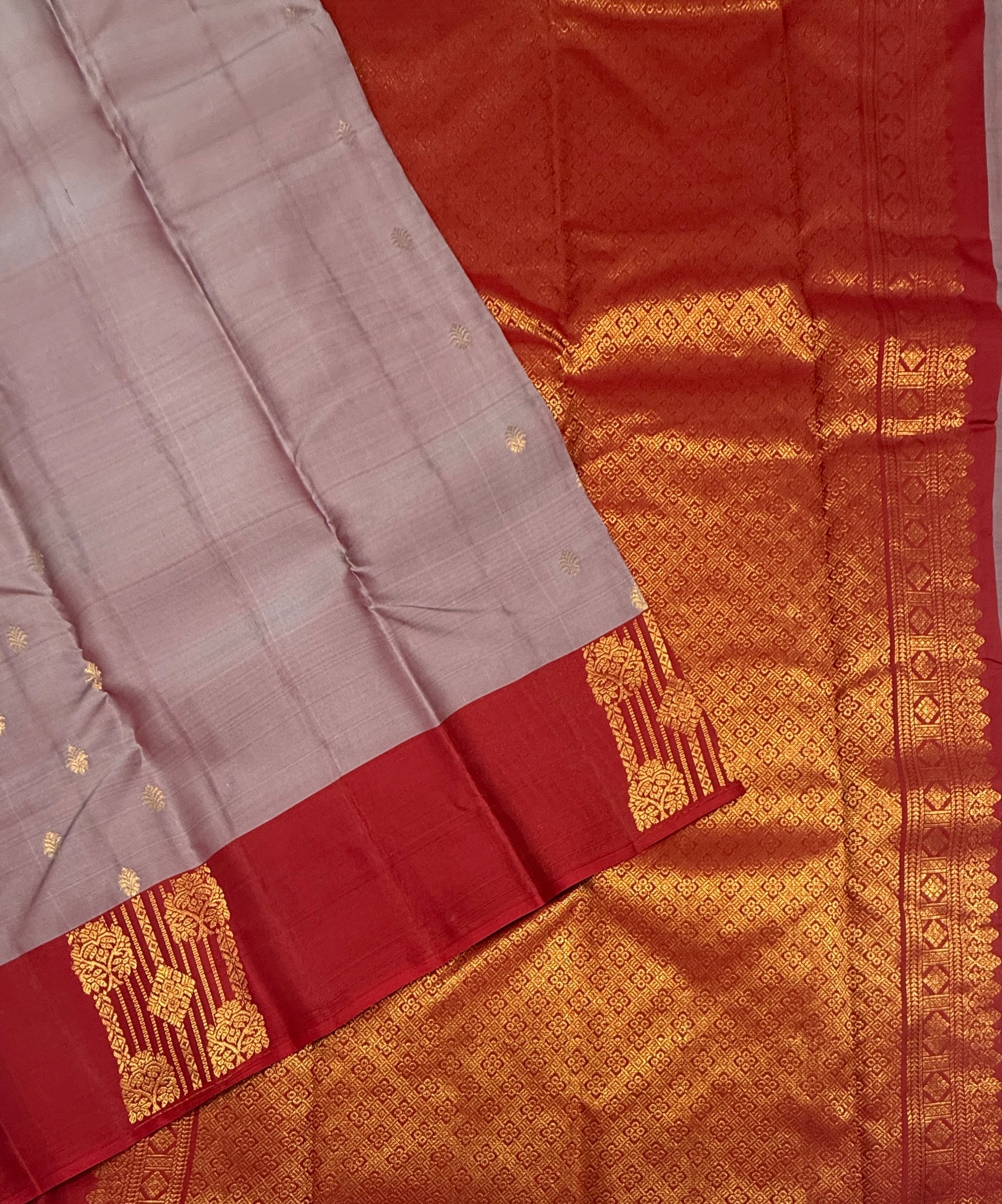 VSM92 - lavender color body , maroon color pallu , blouse