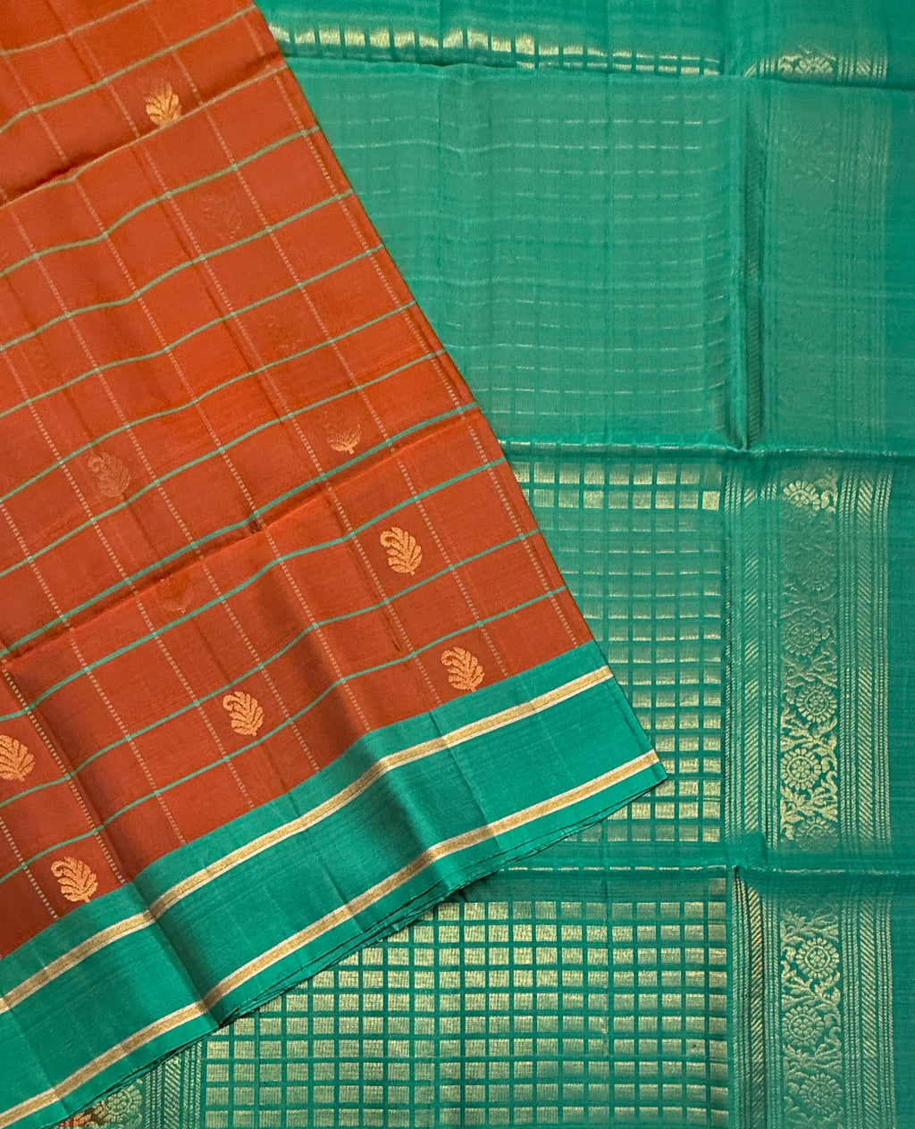 VSM256 - rust orange color body , Peacock Green color pallu , blouse.
