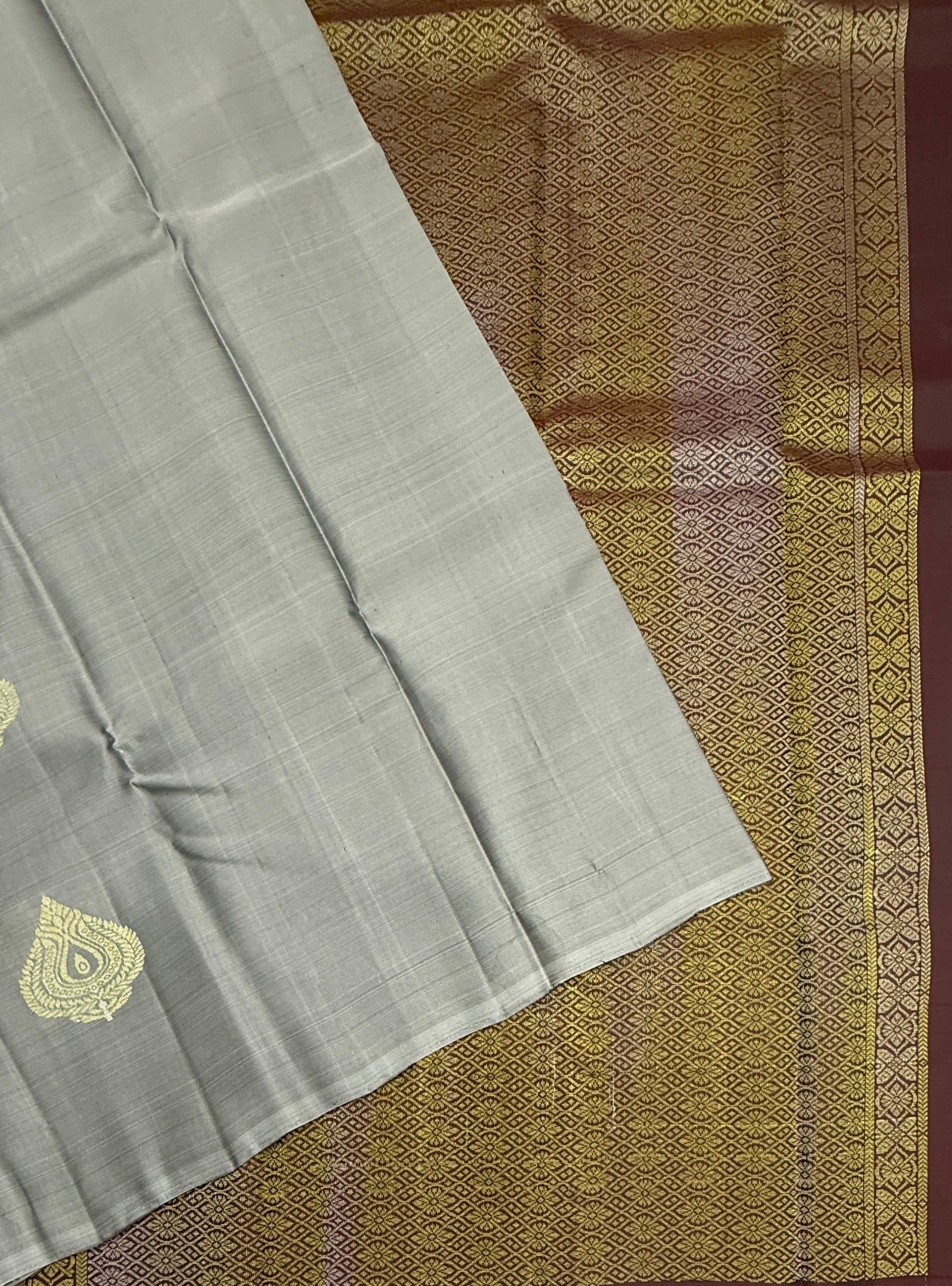VSM26 - grey color body , brown color pallu , blouse