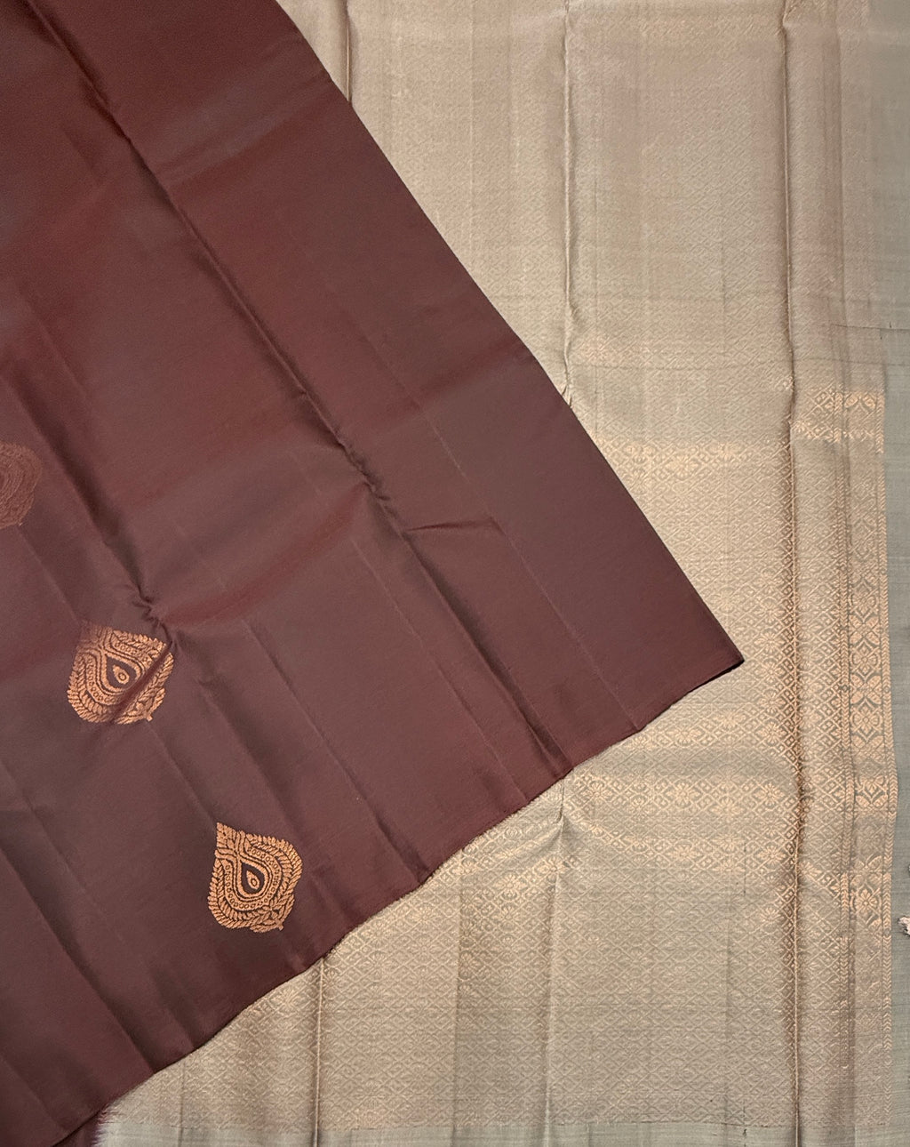 VSM24 - dark brown color body , light peach color pallu , blouse&nbsp;