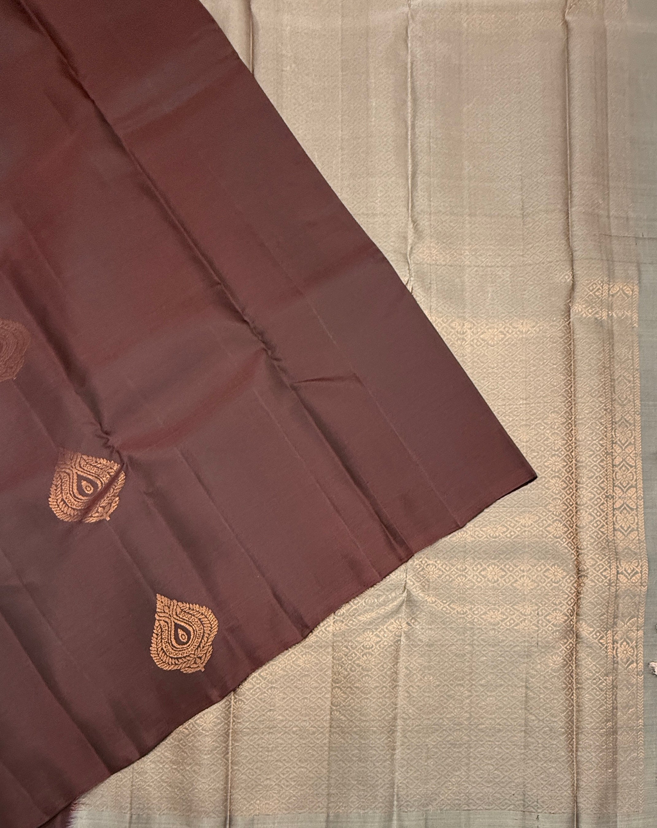 VSM24 - dark brown color body , light peach color pallu , blouse&nbsp;