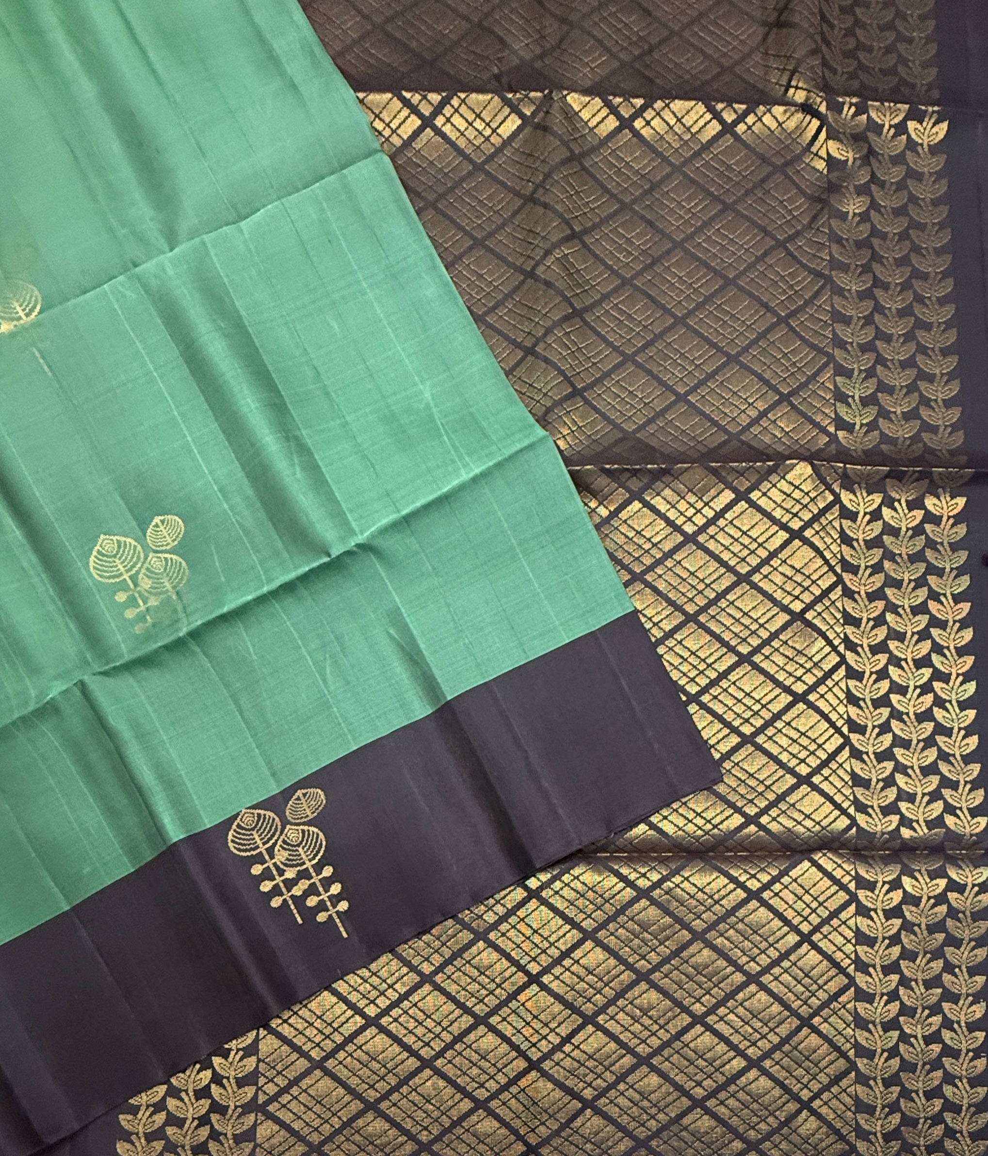 VSM237 - pastel green color body , dark purple color pallu , blouse&nbsp;