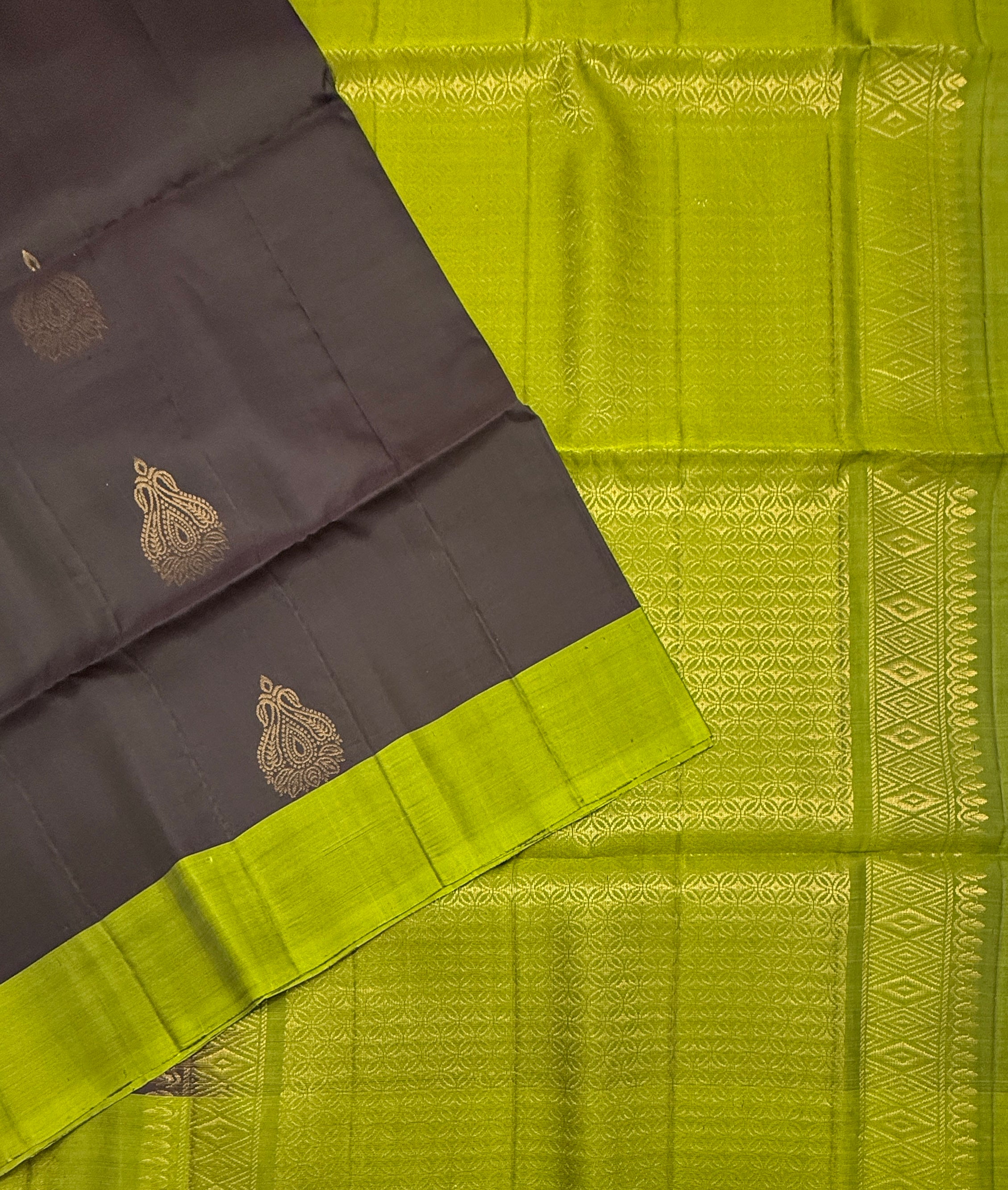 VSM240 - dark purple color body , green color pallu , blouse&nbsp;