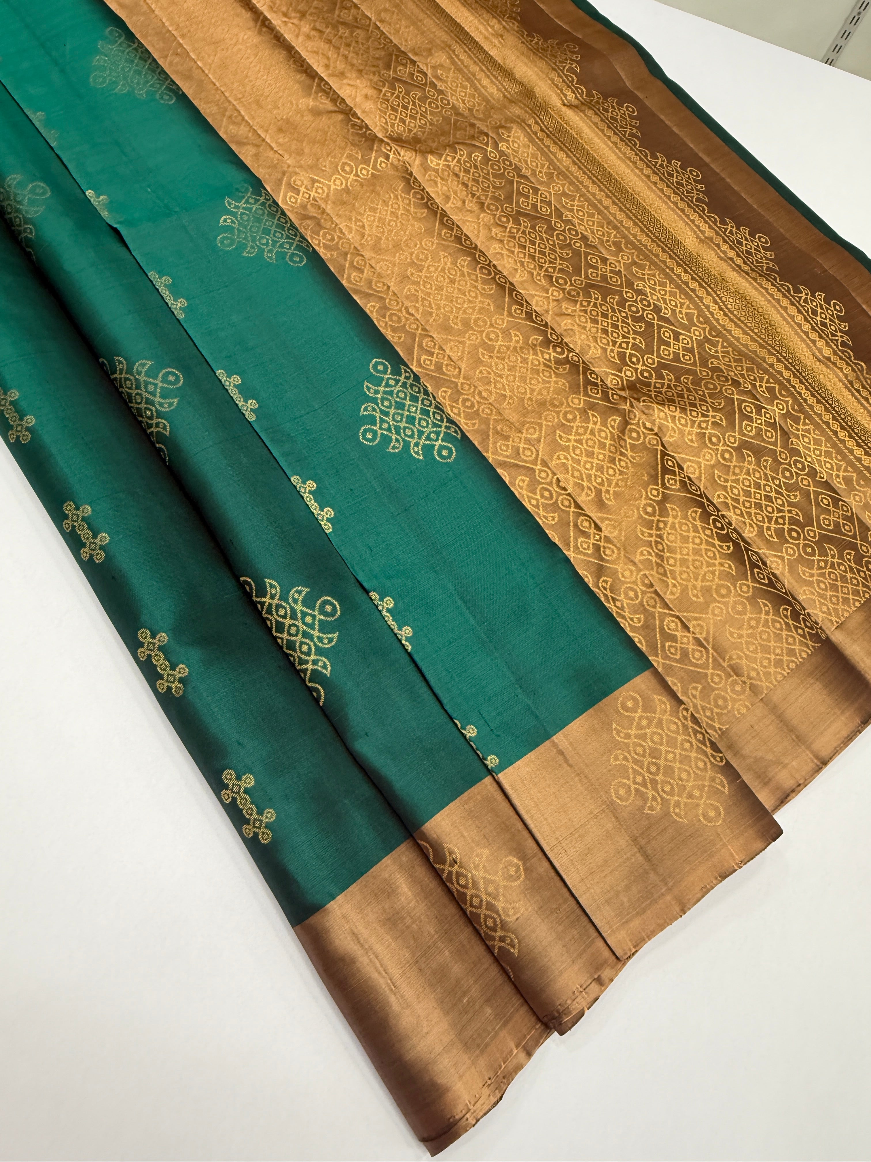 VSCB639 - peacock green color body , peach with black color pallu , blouse - Pure silk saree