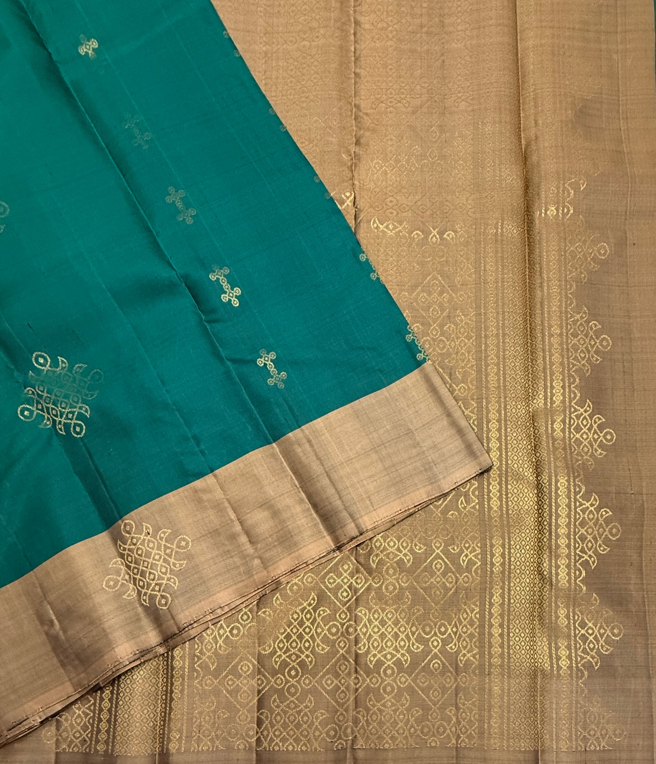 VSCB639 - peacock green color body , peach with black color pallu , blouse - Pure silk saree