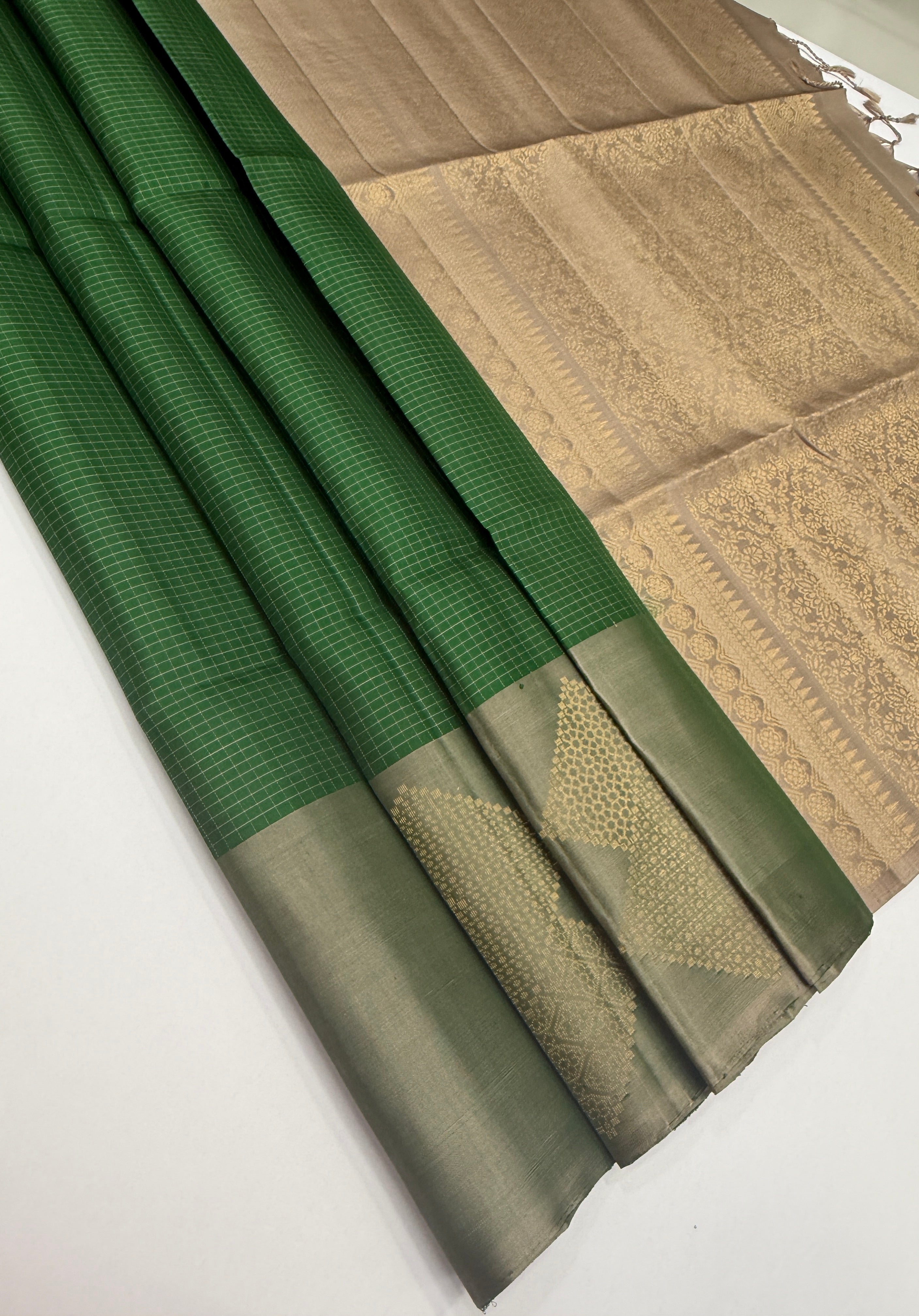 VSF1104 - green color body , beige color pallu,blouse - Pure silk saree