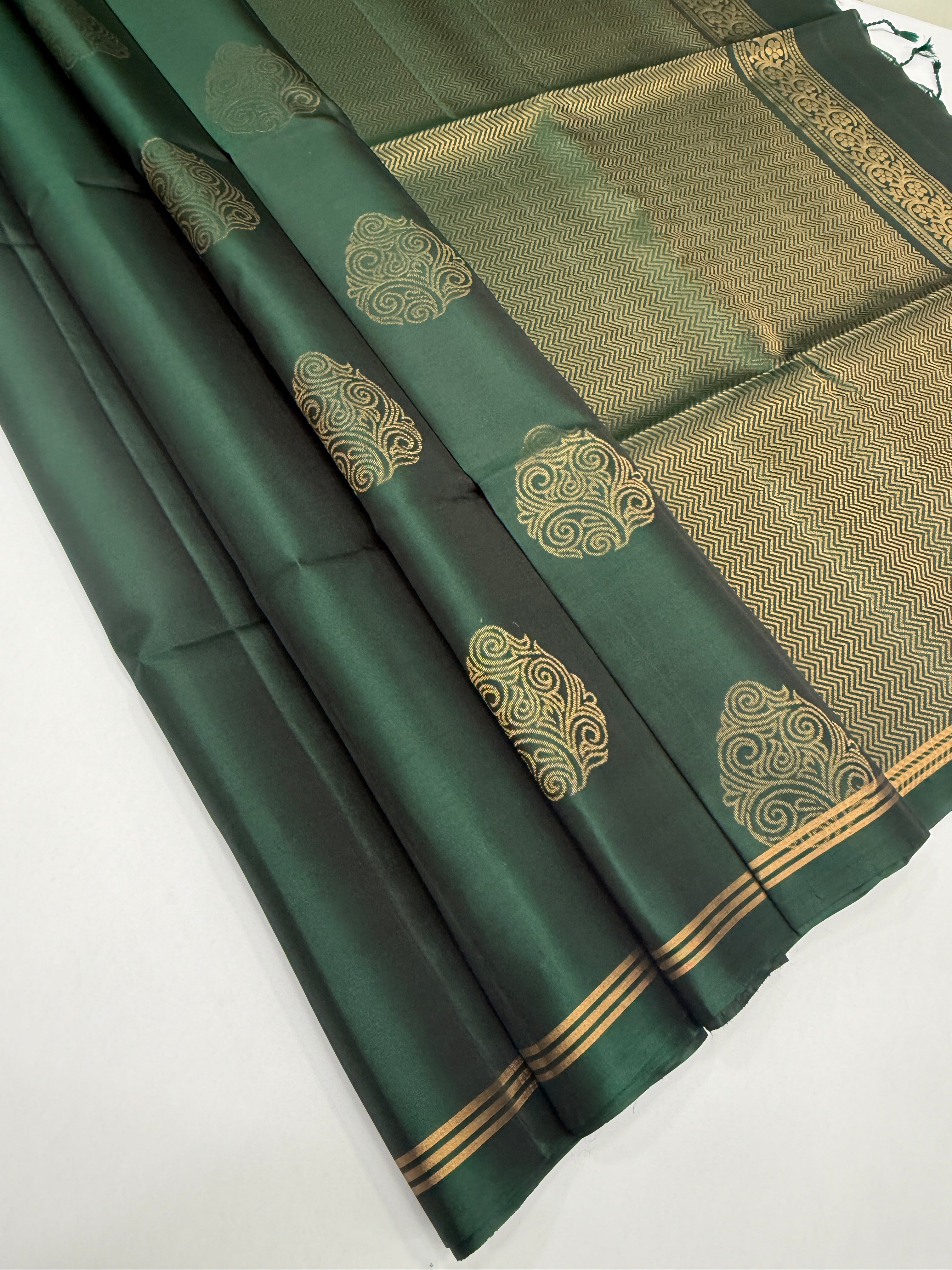 VSM375 - dark green color body , color pallu , blouse