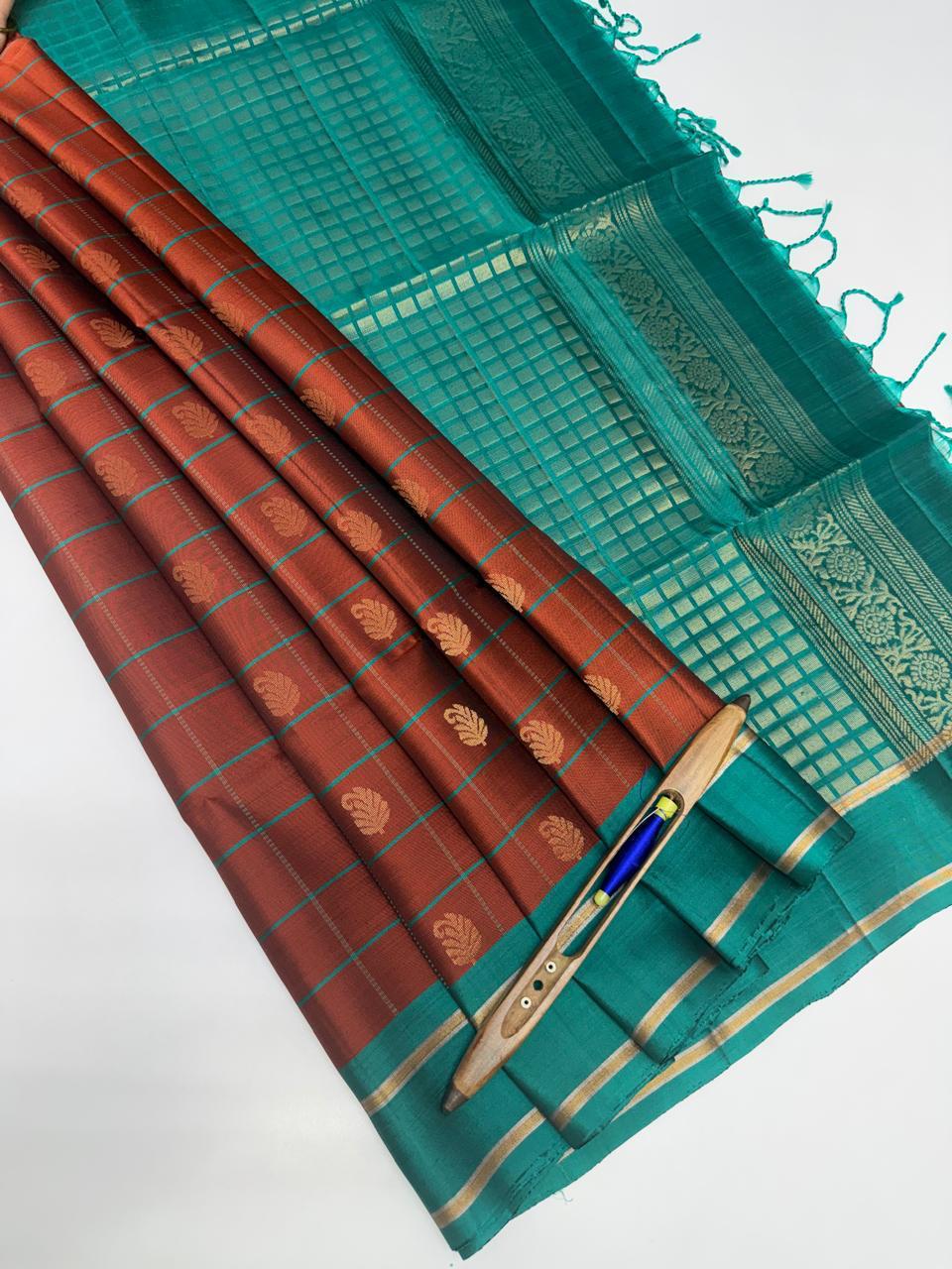 VSM256 - rust orange color body , Peacock Green color pallu , blouse.