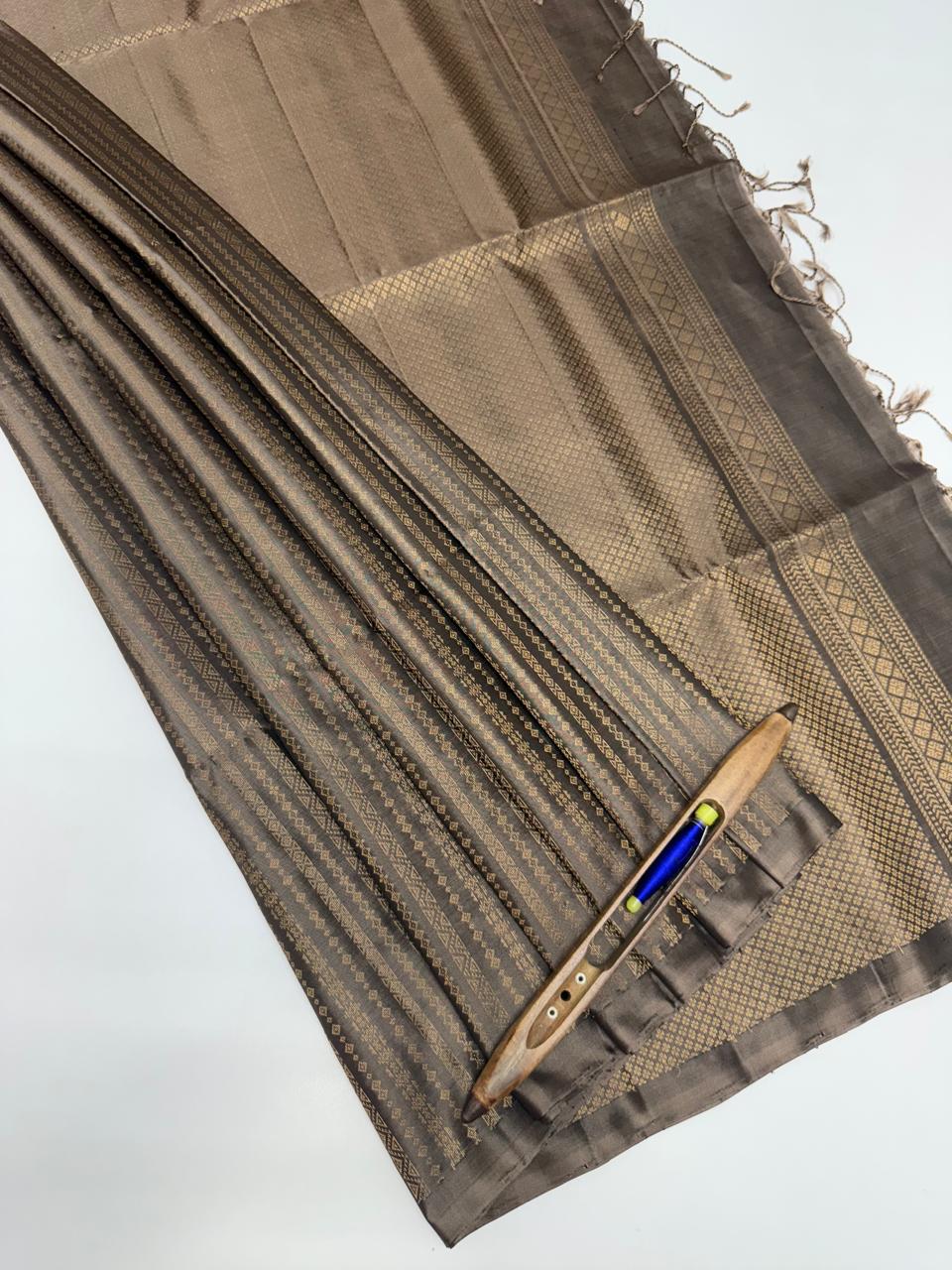 VSA635 - grey color body, pallu , blouse pure silk saree