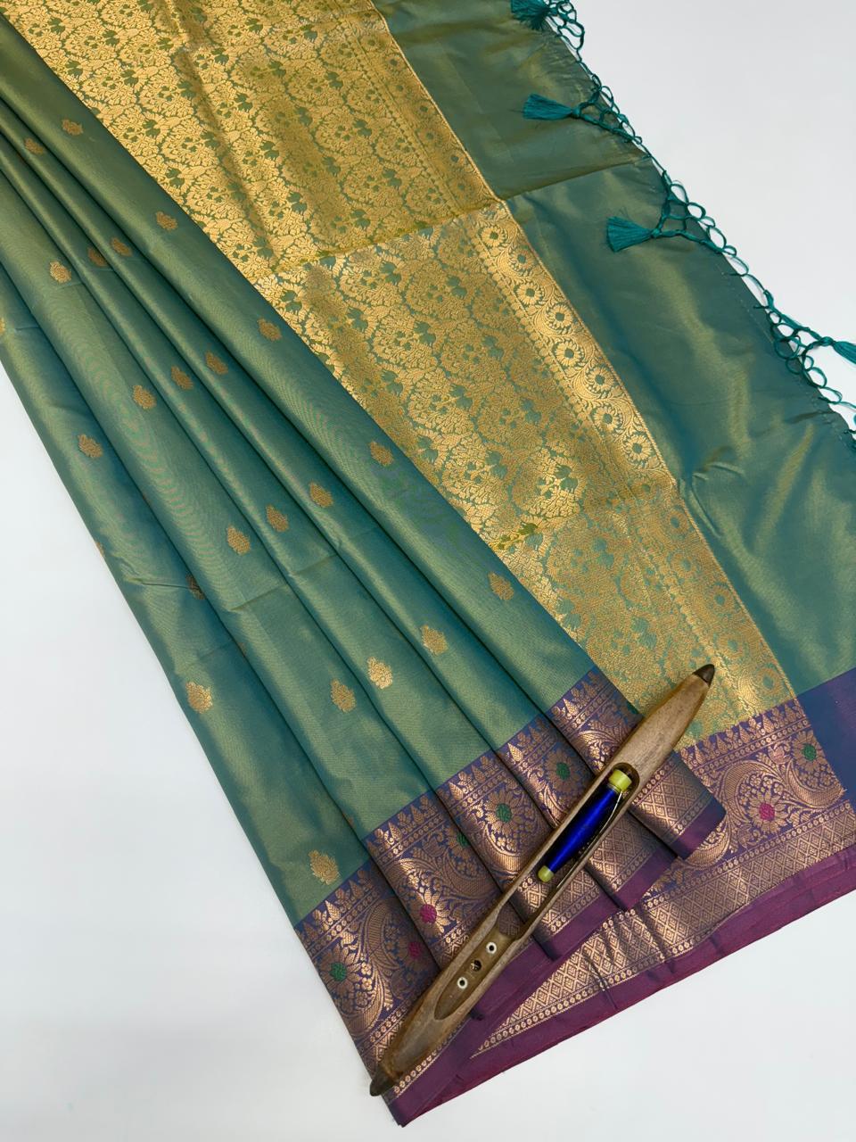 VSAS1151 - dual green color body ,pallu , blouse.
