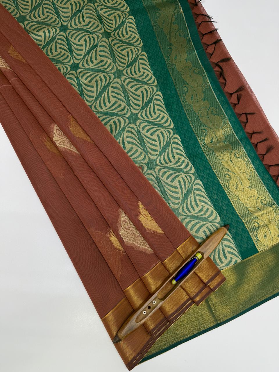 VSKC570 - onion brown color body , green color pallu , blouse.