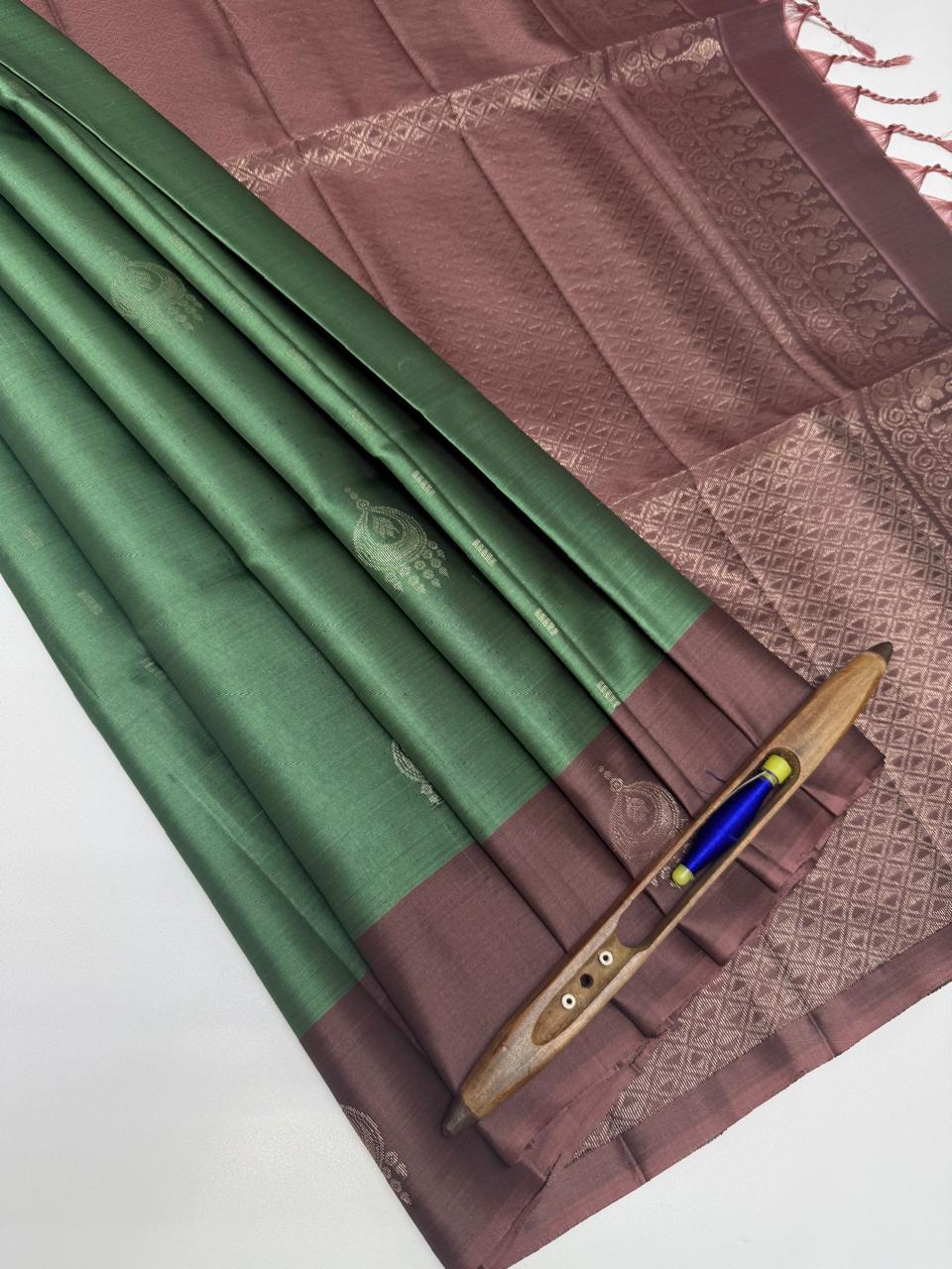 VSM33 - pastel green color body , onion pink color pallu , blouse&nbsp;