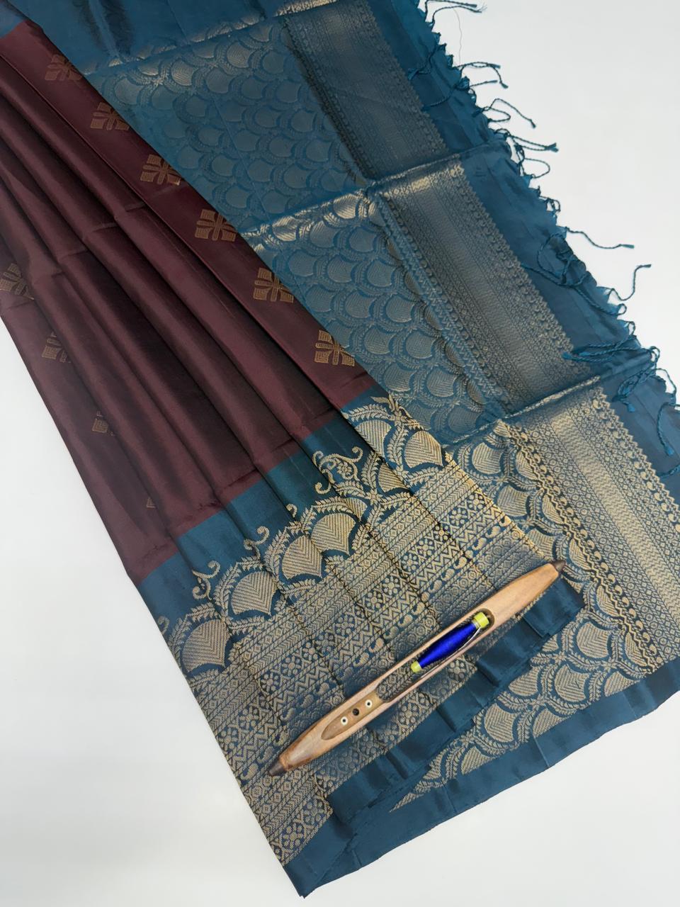 VSM58 - maroon color body , peacock green color pallu , blouse&nbsp;