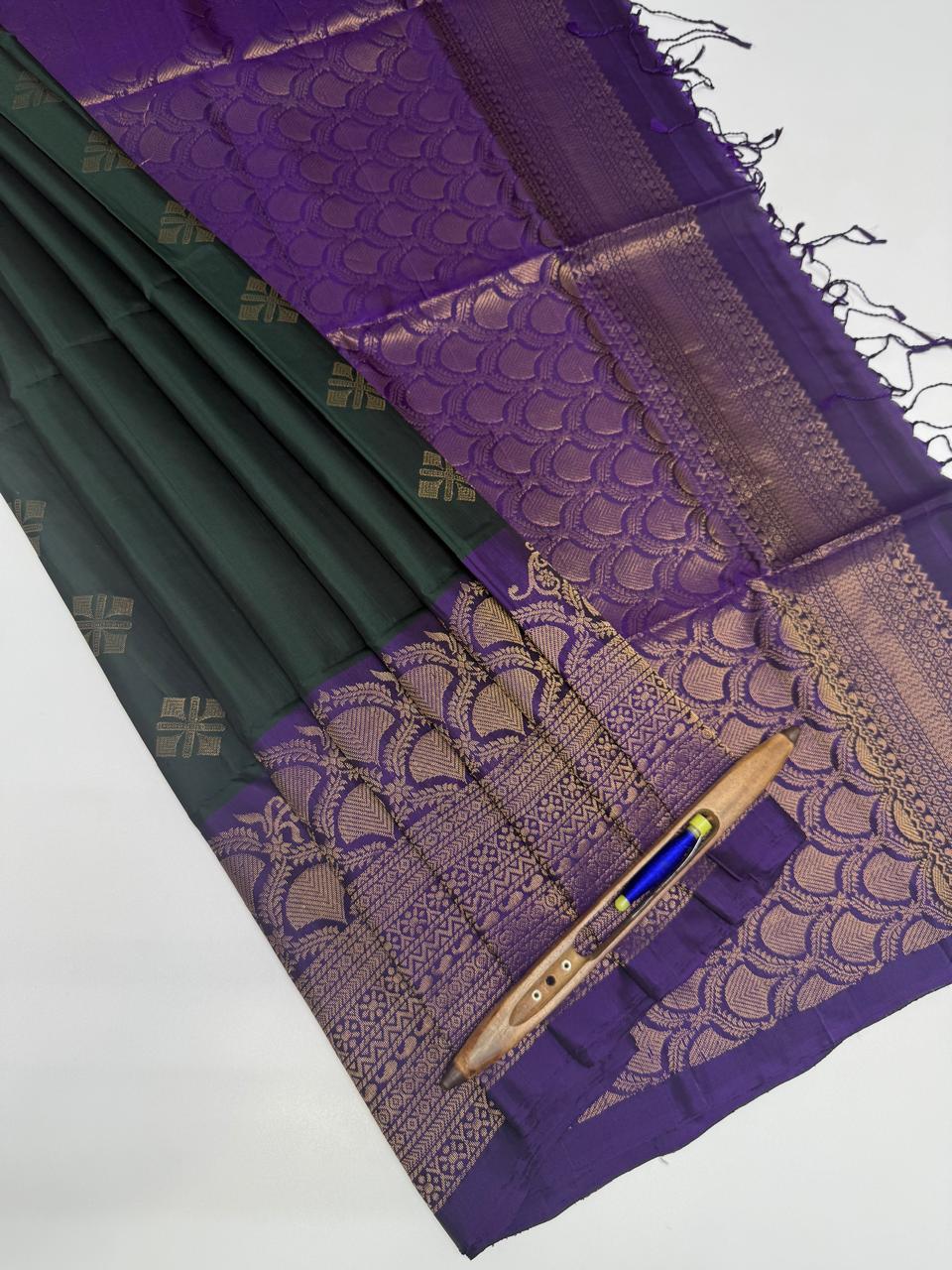 VSM59 - bottle green color body , violet color pallu , blouse&nbsp;