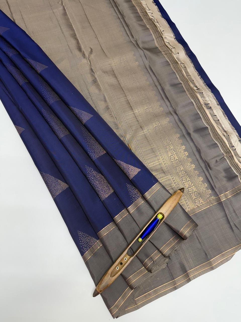 VSM104 - navy blue color body , grey color pallu , blouse&nbsp;