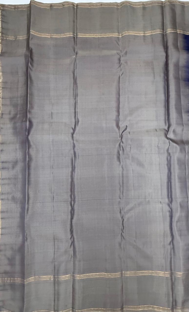 VSM104 - navy blue color body , grey color pallu , blouse&nbsp;