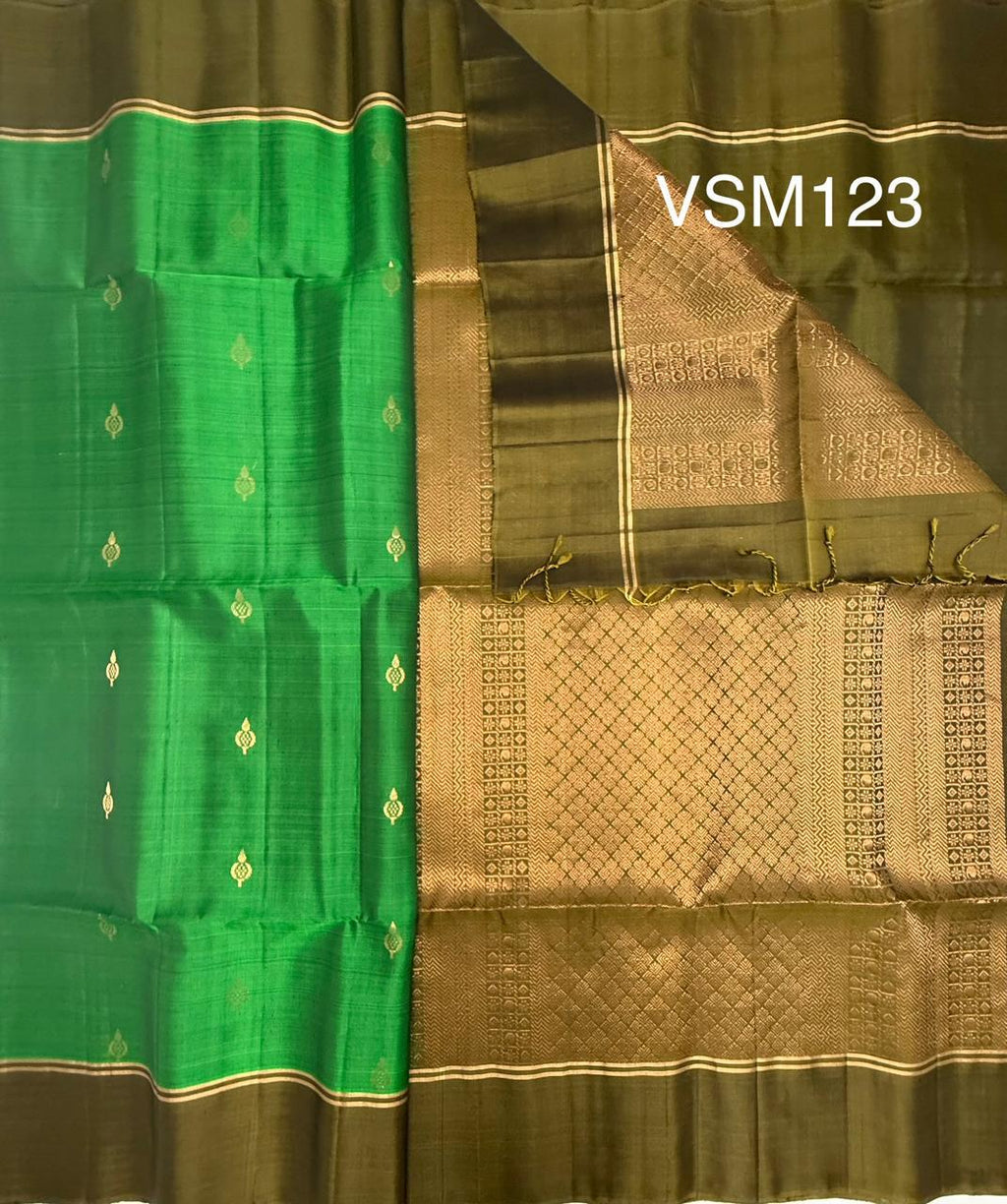 VSM123 - green color body , mehandi green color pallu , blouse&nbsp;